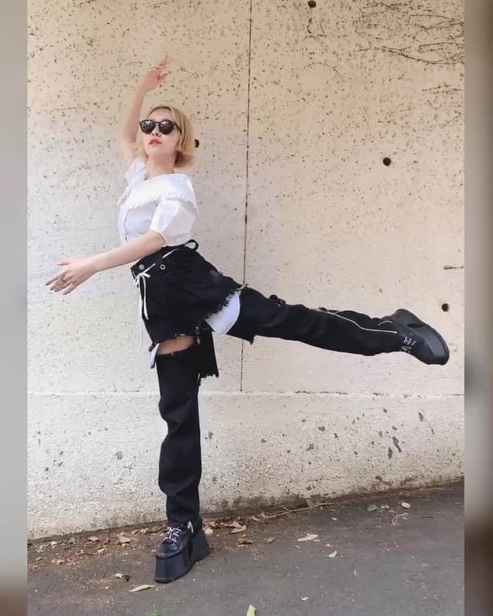 PELIのインスタグラム：「〜💃" 小公女セーラ風ブラウスと👕デニム👖サングラス無くしすぎるからストック買いました🕶🕶🕶🕶 @pameopose #pameopose  @rayban」