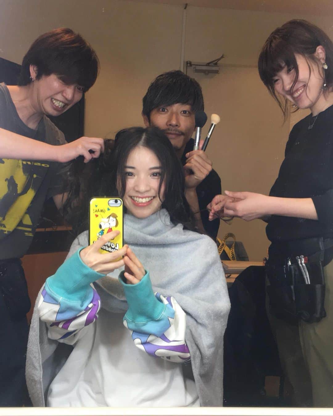 のインスタグラム：「Cover GirlのＭＶ チェックしていただけましたか👀？ 八変化ということで👗💄 ヘアメイクは 榎並さん @enamikosuke  竹島さん @kenjitakeshima  堀江さん @hiromi.horie.hairmake  が素敵にしてくださいました👀✨ #飲み友榎並さんとお仕事する事になるとは笑 #めちゃ楽しかったです #covergirl」
