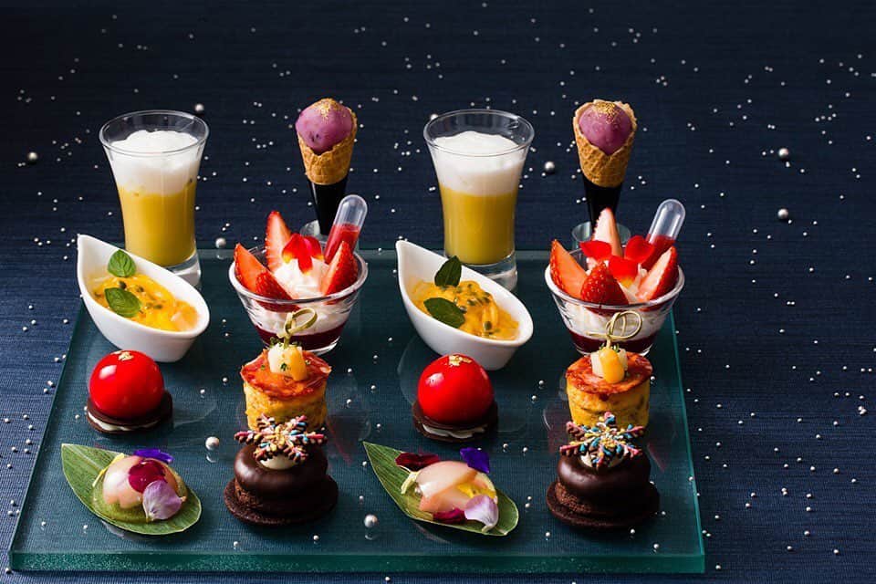 Conrad Tokyoのインスタグラム：「日本の夏の風物詩、花火の上がる夏祭りをテーマにした「サマー・フェスティバル」アフタヌーンティーは7月1日からスタートします。スイーツやセイボリーは、日本ならではの夏の美しさと楽しさをつめこみ、爽やかな夏フルーツも満喫できる、優美さと遊び心に溢れる色あざやかなアフタヌーンティーに仕上げました。 http://ow.ly/mDiN50uBe8l Summer Festival Afternoon Tea at TwentyEight starting from 7/1. #コンラッド東京 #ホテル #汐留 #東京 #日本 #コンラッドアフタヌーンティー #アフタヌーンティー #スイーツ #花火 #夏 #フルーツ #夏祭り #風物詩 #ConradTokyo #StayInspired #Conrad #hotel #Tokyo #Japan #twentyeight #lounge #bar #summer #sweets #afternoontea #fireworks #festival」