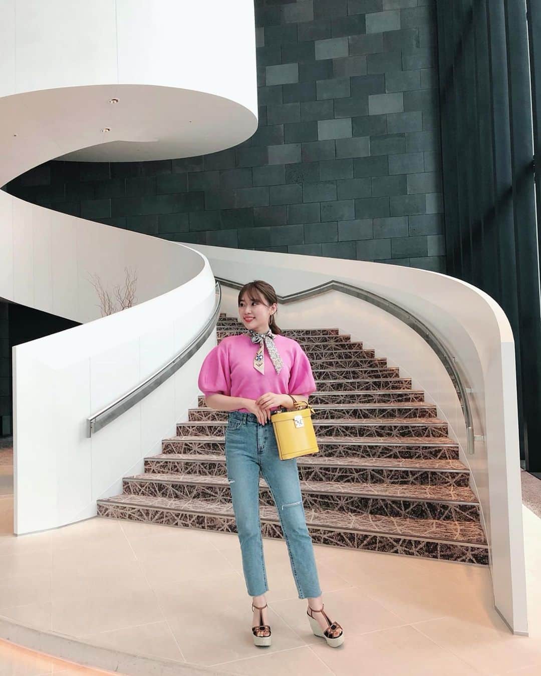 藤川沙弥のインスタグラム：「𝐜𝐨𝐨𝐫𝐝𝐢𝐧𝐚𝐭𝐞𓂃♥﻿ ﻿ 昔はピンクか白しか洋服持ってなくて﻿ 気づいたらそれに飽きちゃって﻿ 白黒ブームになって﻿ そしてまた一周して最近、﻿ オトナ可愛いピンクも﻿ 着れるようになりました👱🏻‍♀️💗笑﻿ パー子🌷笑﻿ お洋服はタグ付けしてます🏷」
