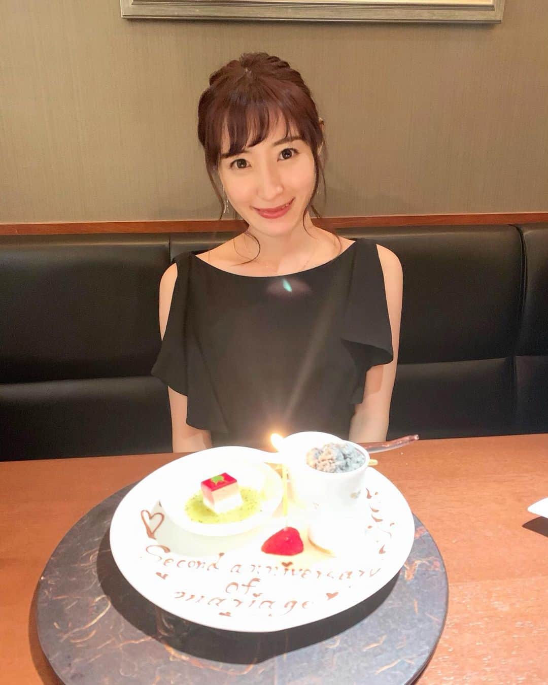 小林真由のインスタグラム：「Second wedding anniversary💍✨﻿ ﻿ 少し前に食事に行きました。﻿ この1年もあーっという間だったけど﻿ 今年は娘も一緒に過ごせて﻿夢みたいだった🙈﻿ ﻿ 飾らず、小さなことで笑いあえて、些細なことに感謝できる、これからもそんな夫婦でいたいです。﻿ ﻿ 来年はどんな記念日を過ごしてるかなぁ😊💛﻿ ﻿ #secondweddinganniversary #weddinganniversary #wedding #anniversary #dinner #redvalentino #onepiece  #結婚記念日 #記念日 #ディナー」