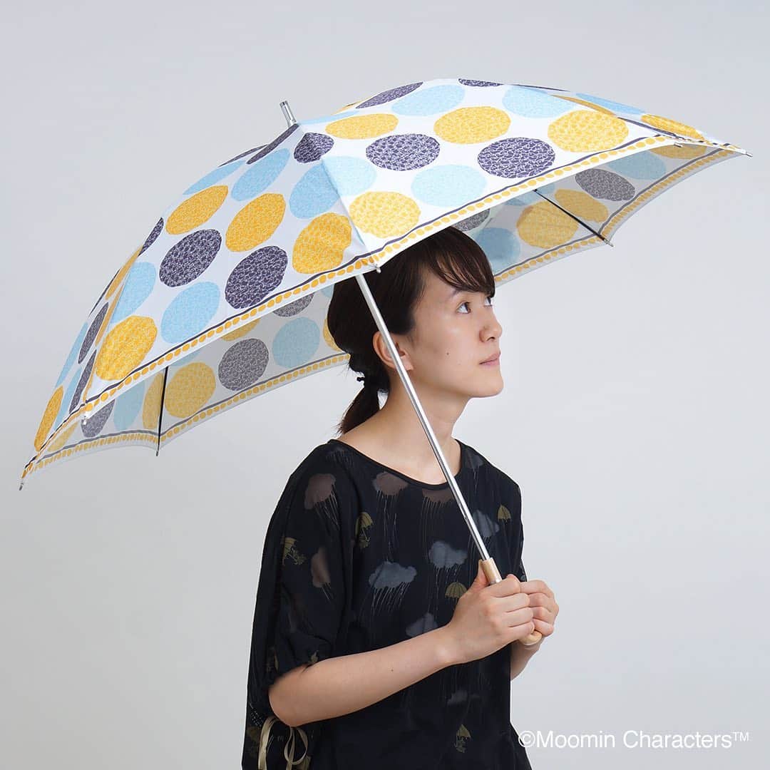 marbleSUD(マーブルシュッド) さんのインスタグラム写真 - (marbleSUD(マーブルシュッド) Instagram)「6月11日、本日は「傘の日」。 この季節毎日使うからこそ、傘にはこだわりたいもの。カラフルなLots of dotの傘なら、気分も晴れやかに過ごせそうですね。 トップスには雨雲の中、傘をさしたリトルミイがふわりと漂う「rain」をセレクト。透け感のあるオパール加工が施された生地が幻想的な雨の日の世界を演出してくれます。 ・ #marblesud #マーブルシュッド #傘 #雨 #梅雨 #ムーミン #リトルミイ #moomin #rain #umbrella #ファッション」6月11日 19時26分 - marblesud_official