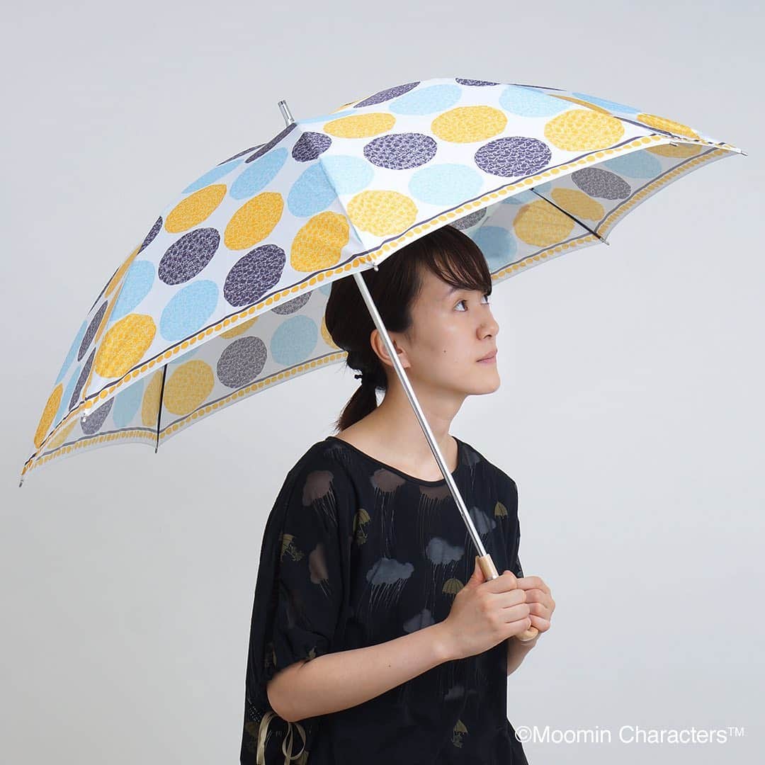 marbleSUD(マーブルシュッド) のインスタグラム：「6月11日、本日は「傘の日」。 この季節毎日使うからこそ、傘にはこだわりたいもの。カラフルなLots of dotの傘なら、気分も晴れやかに過ごせそうですね。 トップスには雨雲の中、傘をさしたリトルミイがふわりと漂う「rain」をセレクト。透け感のあるオパール加工が施された生地が幻想的な雨の日の世界を演出してくれます。 ・ #marblesud #マーブルシュッド #傘 #雨 #梅雨 #ムーミン #リトルミイ #moomin #rain #umbrella #ファッション」