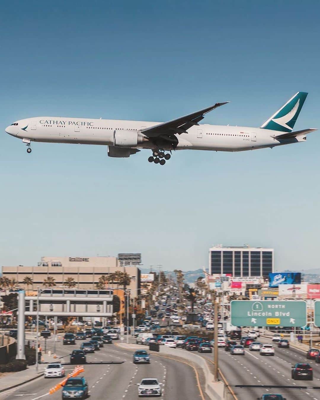 キャセイパシフィック航空さんのインスタグラム写真 - (キャセイパシフィック航空Instagram)「Do you know the main difference between a Boeing 777-300 and 777-300ER? Hint: This B777-300ER is flying a Hong Kong to LA route. ⠀⠀⠀⠀⠀⠀⠀⠀⠀ 大家猜下 #波音777-300 和 #波音777-300ER 有什麼最大的不同？提示：這架波音777-300ER是往返香港和洛杉磯的航線。⠀⠀⠀⠀⠀⠀⠀⠀⠀ ⠀⠀⠀⠀⠀⠀⠀⠀⠀ Credit: @photo_rohan」6月11日 19時38分 - cathaypacific