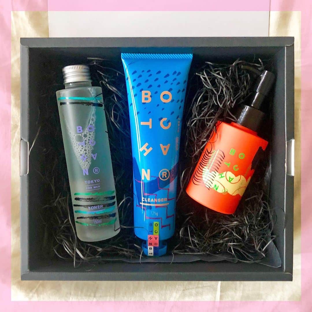 のインスタグラム：「【#本日のご褒美】#火曜日はビューティの日  6/16(日)の父の日に、「#BOTCHAN」のスキンケアアイテムのギフトはいかが？　なかなかセルフケアをしないお父さんでも、娘からプレゼントされたら絶対に嬉しいはず。 天然植物由来成分にこだわり、パラベンフリー、ノンアルコール、無着色で肌に優しく、さっぱり仕上げでもっちり保湿。遊び心溢れるデザインも好感度大！ ラッピングボックスもキュートです💝 . ボッチャン フォレストトナー 150mL ￥2,000、同ジェントルクレンザー 125g ￥1,900、同フラワーモイスチャライザー 100mL ￥2,300／BOTCHAN（アンド・コスメ） アンド・コスメ 06-6838-4530 . #beautytuesday #todayslittlehappiness #VOGUEGIRLエディターのお気に入り #父の日プレゼント #父の日ギフト #父の日コスメ #ボッチャン」