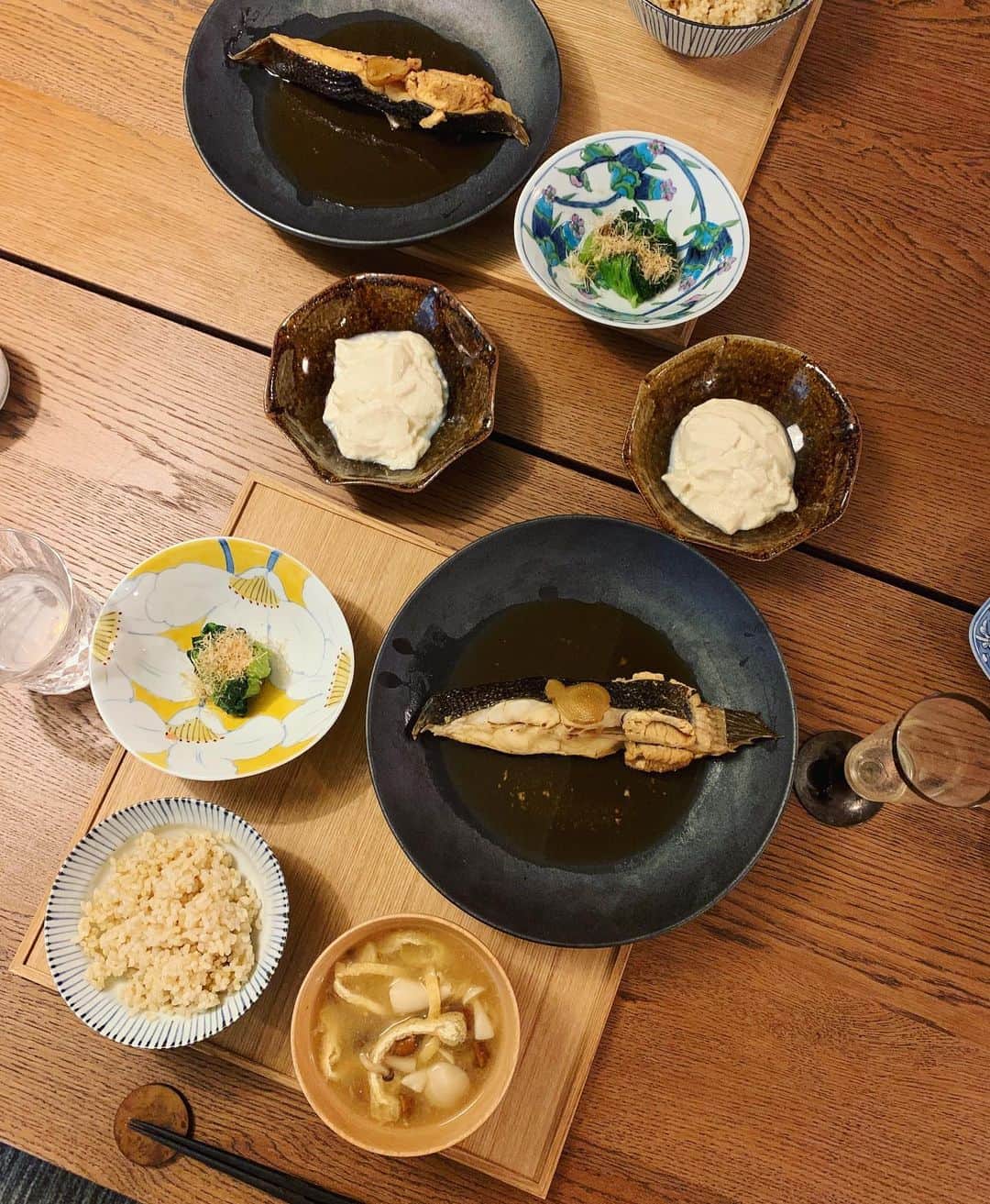 鈴木六夏さんのインスタグラム写真 - (鈴木六夏Instagram)「いつかの夕飯、子持ちカレイ。 ちょっとイイお豆腐はお塩で😊 キューはお豆腐大好き。一丁ペロリと食べちゃう時も😳 美味しそうなカレイを彼女の分も買ったのに あんまり食べませんでした。あれれー。  2枚目は野沢さんのインスタを見て作ってみた  もずく+山芋+たまご。(醤油ポン酢もしくは麺つゆも良い？) 納豆をプラスしてアレンジしてみました(^^) #おうちごはん」6月11日 19時31分 - rikuka.62