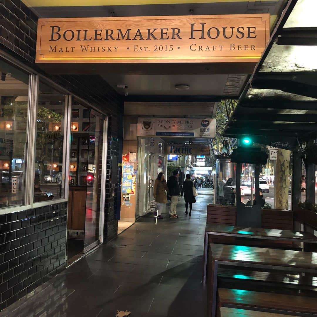 津久井智子さんのインスタグラム写真 - (津久井智子Instagram)「#merbourne  #メルボルン 無事に着いたお祝い #boilermakerhouse にて #ひとり乾杯  飲んだのは ヴィクトリア州のクラフトビール #Boatrocker “Leaky Boat” IIPA 2杯と、 サウスオーストラリア州の赤ワイン #longhop “Old Vine“グルナッシュ どのお酒もおつまみもすっごく美味しい。 お店の雰囲気も最高。 物価の高さにビビりつつ、 開き直って今夜限りの贅沢を決め込む。」6月11日 19時33分 - tomokotsukui