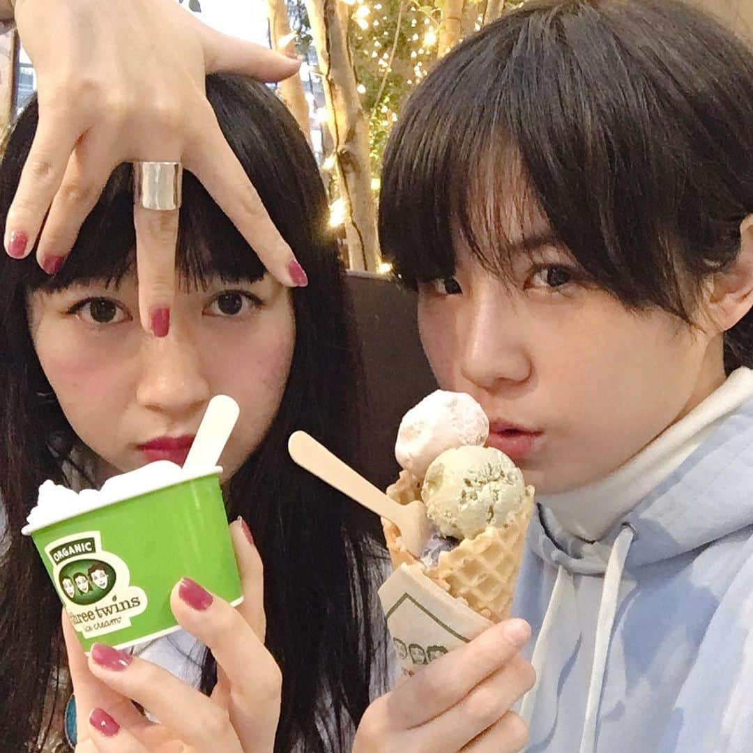 光永さんのインスタグラム写真 - (光永Instagram)「three twins ice cream🍨 オーガニックでお味は上品でめちゃくちゃめちゃくちゃ美味しい。 新宿ニューマン。(代官山にもあるらしい) 写真はまだ少し寒さ残る頃☃️、小川と食べました。その二日後にも小川と食べました。 また行かなきゃ。もはや義務。 . . @threetwinsicecream.jp  #threetwinsicecream #threetwins #threetwins_japan #アイス部 #アイスクリーム #スリーツインズアイスクリーム #instagood #新宿newoman」6月11日 19時45分 - hinata_official__