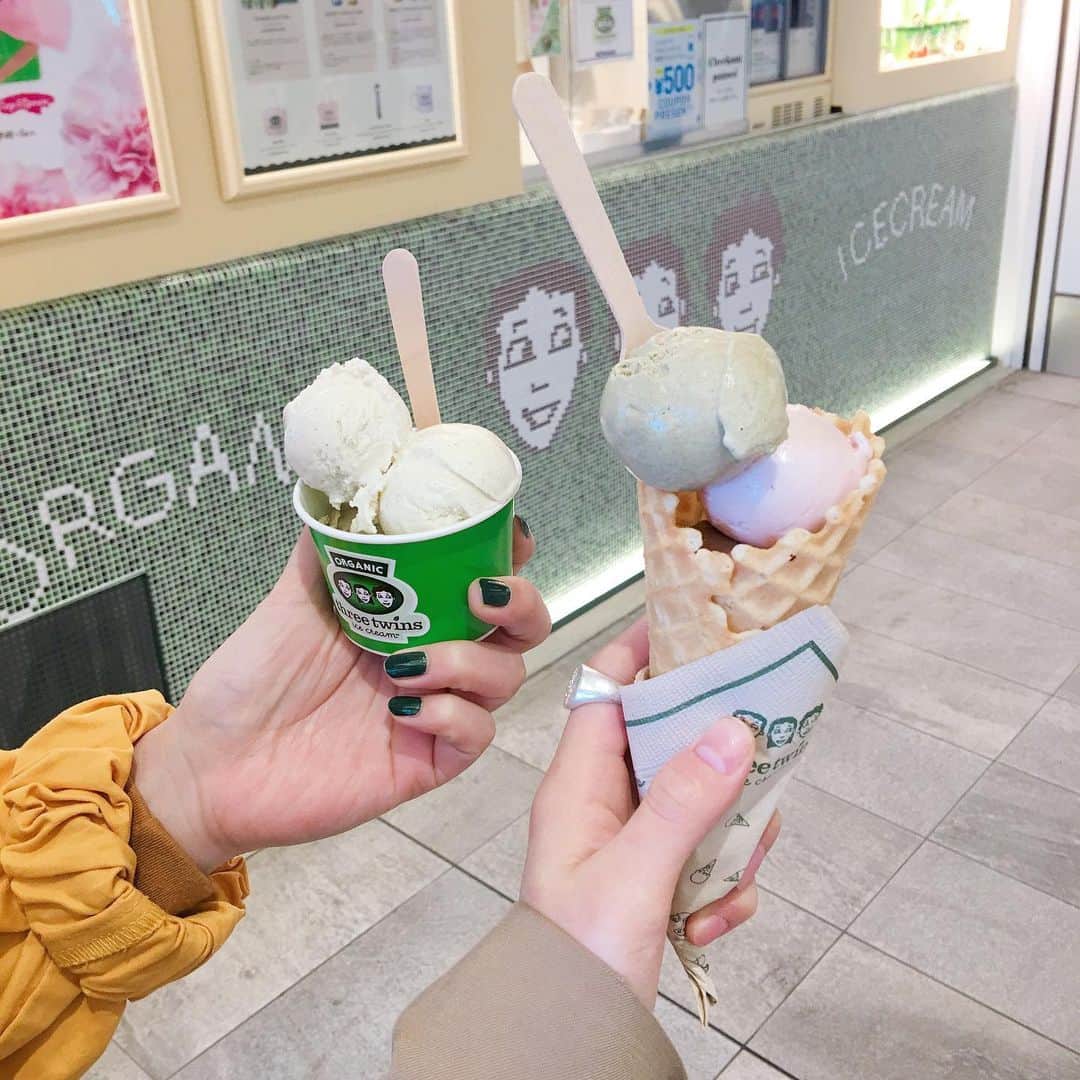 光永さんのインスタグラム写真 - (光永Instagram)「three twins ice cream🍨 オーガニックでお味は上品でめちゃくちゃめちゃくちゃ美味しい。 新宿ニューマン。(代官山にもあるらしい) 写真はまだ少し寒さ残る頃☃️、小川と食べました。その二日後にも小川と食べました。 また行かなきゃ。もはや義務。 . . @threetwinsicecream.jp  #threetwinsicecream #threetwins #threetwins_japan #アイス部 #アイスクリーム #スリーツインズアイスクリーム #instagood #新宿newoman」6月11日 19時45分 - hinata_official__