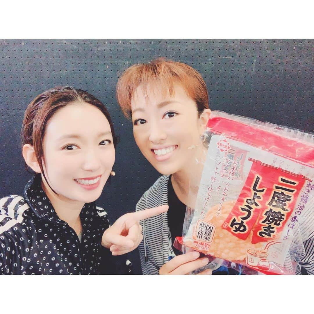 沙央くらまさんのインスタグラム写真 - (沙央くらまInstagram)「#clubsevenzeroⅱ お稽古場、ハードな日々でしたが、本当に楽しかったです。  みっちゃんさんが、「こまちゃんいつも一人でインスタ撮ってるでしょ？みっちゃんの最近はまってるお煎餅と撮ろうよ！」 と言ってくださりましたw  嬉しいし、いつも美味しいおやつをくださるみっちゃんさんの優しさに餌付けされる私でしたw  さぁ小屋入りして初日にむけて頑張ります！  #沙央くらま #コマスタ #北翔海莉  #二度焼きしょうゆせんべい」6月11日 19時40分 - kurama_sao