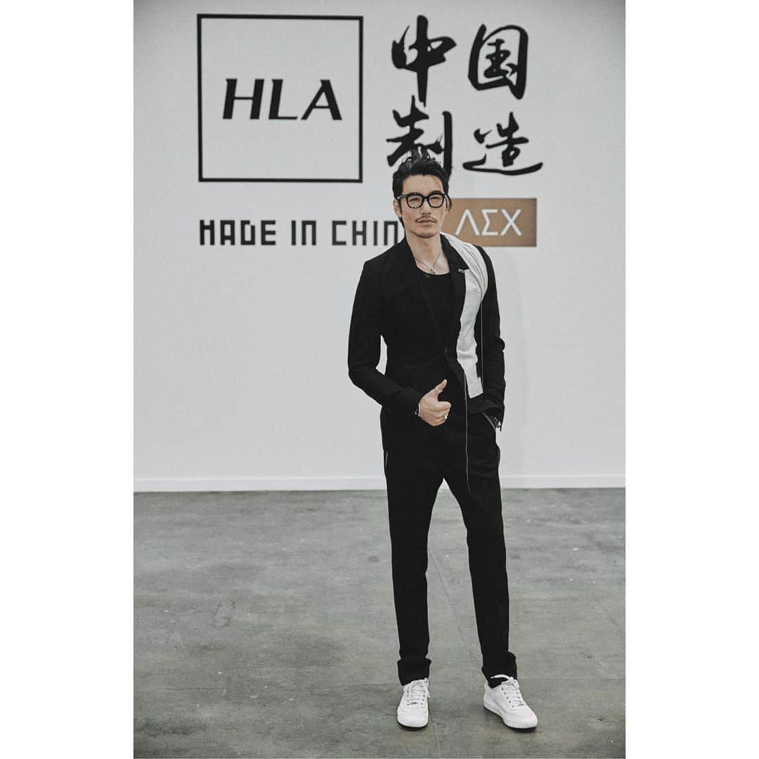 フー・ビンさんのインスタグラム写真 - (フー・ビンInstagram)「Super excited to see Chinese brand HLA having its own stage in London! The show blends modern outfits with Chinese elements nicely. Great applause👏 👏👏@jd_corporate  #hubing #lifestyle #britishfashioncouncil #londonfashionweek #LFWM #HLA #madeinchina #luxurylifestyle #후빙#胡兵 #フービン #胡兵时尚观点 #胡兵全球Go  #fashiontrip #fashion #fashionicon #fashionindustry #gentlemen #chinesegentlemen #actor #chineseactor #chinesemodel #asianactor #style #styleman #menswear #mensstyle」6月11日 19時42分 - hubing