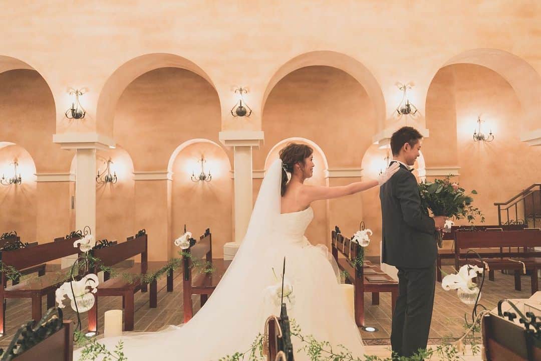 ヴィラデマリアージュさいたまのインスタグラム：「教会でのファーストミート💕 ・ 新郎様の嬉しそうな表情が 幸せを物語っています☺️ ・ また、サプライズで 新婦様から新郎様へのお手紙が💌✨ ・ 挙式前に絆が深まるお時間となりました☺️ ・ ・ ・ 🌟イベント情報🌟 ・ 来たる7/13(土)、 ヴィラデマリアージュさいたまにて 夏のお祭り🍃プロヴァンスフェスタ🍃の 開催が決定致しました！  ライフスタイルがより豊かになる さまざまな「食」にまつわる体験や 内側から美しくなれる「美」のコンテンツが 盛りだくさん🎵  特別な日に贈りたい、 ワンランク上のギフトにも出会えます＊ . 🌟コンテンツは下記をご覧ください  カップルでも ご家族でも ご友人とも 皆様にお楽しみいただけるイベントとなっております☺️💕 . 事前予約をすると… 当日カフェで使えるワンドリンクチケット🎫を プレゼント！ . . ▶︎かんたん予約はトップのURLから🌟 . . 詳細は随時、こちらのInstagramにて 発表いたします✨ . . ------ . . プロヴァンス フェスタ 〜食と美のエンターテイメント〜 . . 🌟日時 7/13(土)  第1部 11:00〜14:00 第2部 15:00〜18:00 . . 🌟入場料 1000円 . . 🌟コンテンツ 🆓シェフによる“人生が豊かになる”  野菜とお肉の食べ比べ勉強会  美味しい食材の見分け方も伝授🥕 . 🆓アペリティフ体験 (シャンパン×フィンガーフードを楽しめます) . 🆓プロのヘアメイクスタイリストによる ヘアアレンジブース . 🆓プロのカメラマンによる写真撮影 カップル写真、家族写真、ご友人と、個人宣材写真も⭕️ . 🆓ワークショップ  ギフトにぴったり！ラッピング講座 / ソムリエによるワイン講座/ 麻布テーラーによる 男の身だしなみ講座/ プロカメラマンによる写真の撮り方講座 / . 【🍺】空中庭園でのビアガーデン/ 【🍰】パティシエの作るケーキが美味しいカフェ  @salon_de_the_enchante / 【🍷】ソムリエ厳選ワインなどが楽しめるBar  もオープンしております！  他にも… ◻️フランス産オリーブオイル、塩など  シェフが愛する調味料の販売 ◻️特別な日に贈りたいとっておきのギフトやスイーツの展示、無料試食、販売 ◻️ここでしか買えない！ ヨーロッパ野菜研究会“獲れたて野菜”の特別販売会  などなど盛りだくさん🎵 (コンテンツは一部変更になる場合もございます) . . . 🌟事前予約をすると… 当日カフェで使えるワンドリンクチケット🎫を プレゼント！ . . ▶︎かんたん予約はトップのURLから🌟 . 是非お気軽にお越しくださいませ☺️ . . #イベント #フェスタ #ヴィラデマリアージュさいたま #大宮カフェ #与野 #大宮 #ワークショップ #ヘアアレンジ #カップルフォト #ファミリーフォト #ライフスタイル #デートスポット #カフェ巡り #ウェディングケーキ #プレ花嫁 #埼玉花嫁 #2020年春婚 #2020年秋婚 #ヴィラデマリアージュ #同棲スタート #プレ花嫁 #結婚式レポ #ウェディングドレス #ウェディングケーキ #入籍 #結婚指輪 #ファーストミート #教会 #サプライズ #プロポーズ」