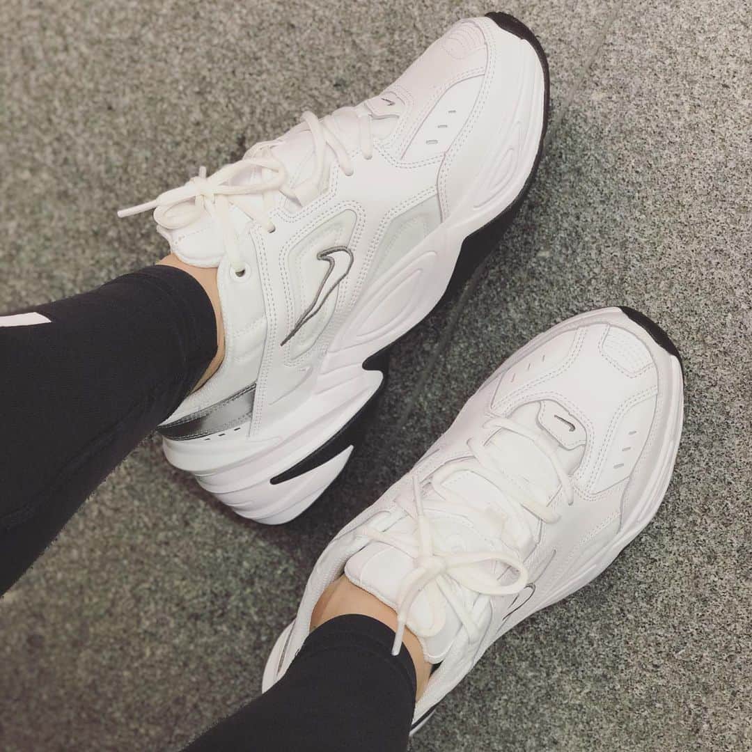 川戸沙羅のインスタグラム：「おにゅー✔️👟✔️ #急いでお家出たから #縦結びになっていたよ #☹️☹️☹️ #nike #nikesneakers  #fitness #fitnessmotivation  #bodymake #workout ・ ・ ・ #ボディメイク #美脚 #美尻 #ダイエット #筋トレ女子 #女性パーソナルトレーナー #ワークアウト #フィットネス #フィットネスウェア」