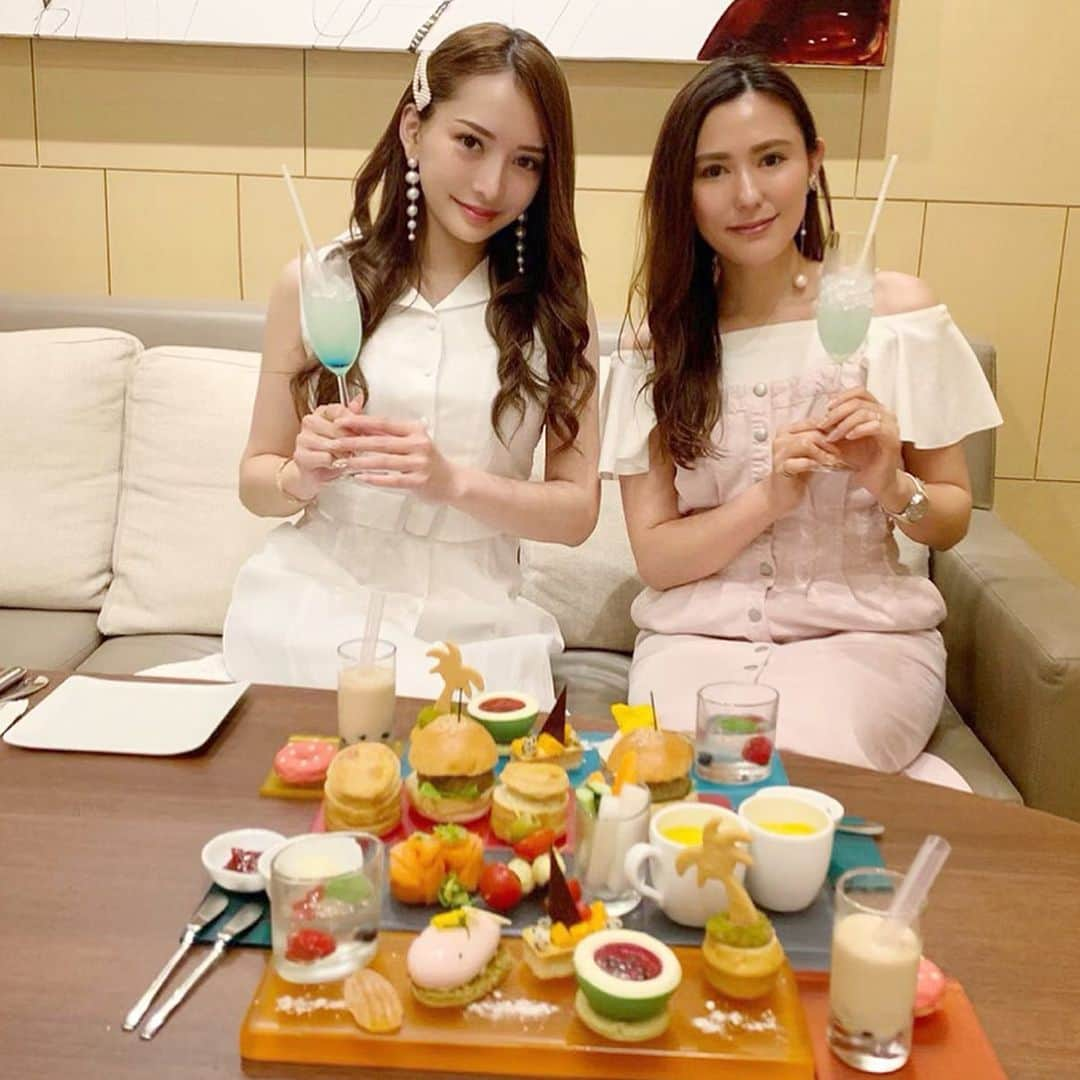 伊東亜梨沙さんのインスタグラム写真 - (伊東亜梨沙Instagram)「ありささんとafternoontea🧁🍭🍬 何気に2人デートはお初でした💗 優しくて可愛くていつ見ても癒される。🥺← お仕事の話も沢山出来てとっても有意義な時間を過ごせたっ✨やる気スイッチon🔥 . . 可愛いピアスは @selectshop.nanacherry の🎻❤️ . . #afternoonteatime #afternoontea #アフタヌーンティー #hyattregencytokyo #hyattregency #hightea #ありさのアフタヌーンティー」6月11日 19時45分 - arisa__917m