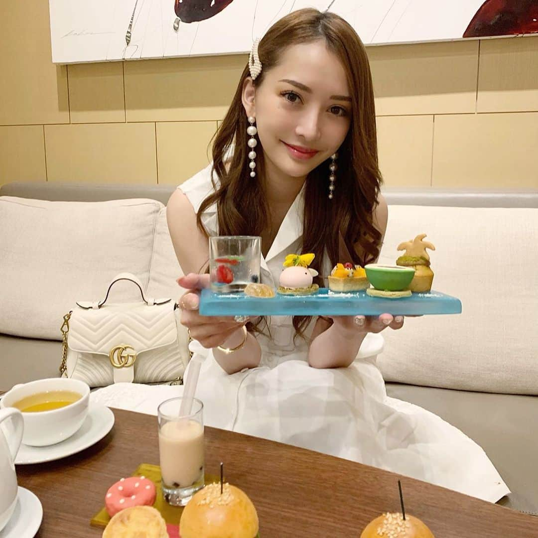 伊東亜梨沙さんのインスタグラム写真 - (伊東亜梨沙Instagram)「ありささんとafternoontea🧁🍭🍬 何気に2人デートはお初でした💗 優しくて可愛くていつ見ても癒される。🥺← お仕事の話も沢山出来てとっても有意義な時間を過ごせたっ✨やる気スイッチon🔥 . . 可愛いピアスは @selectshop.nanacherry の🎻❤️ . . #afternoonteatime #afternoontea #アフタヌーンティー #hyattregencytokyo #hyattregency #hightea #ありさのアフタヌーンティー」6月11日 19時45分 - arisa__917m