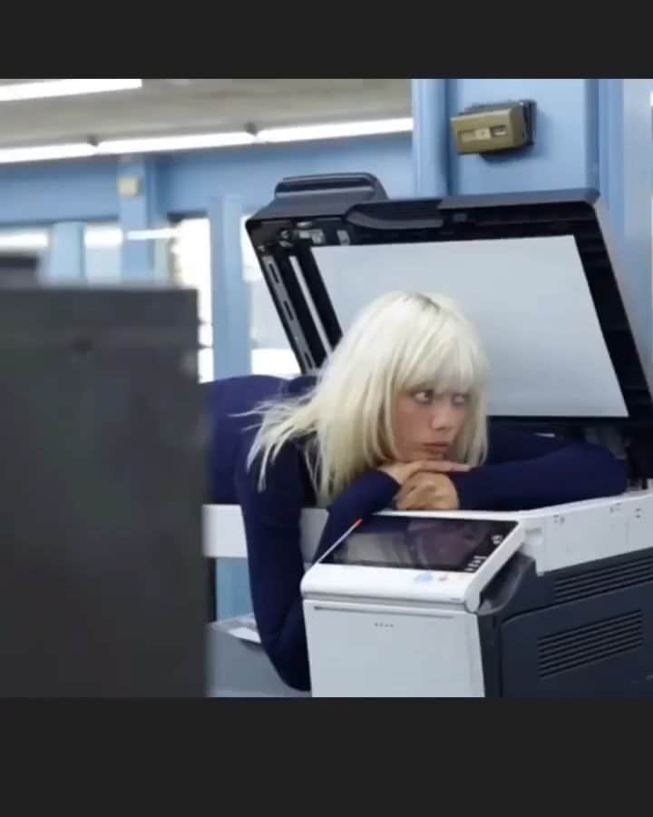 マリヤン・ジョンクマンのインスタグラム：「Def not made for a job from 9 till 5. Get me outta hereeee 😾」