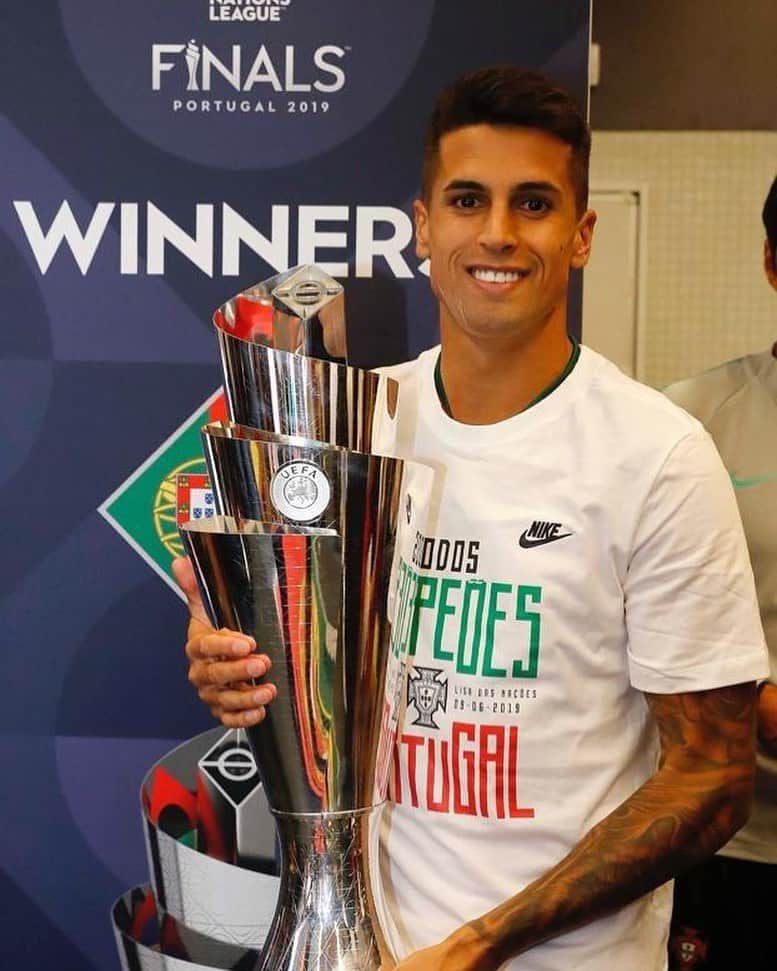 ジョアン・カンセロのインスタグラム：「Feliz por mais uma conquista! 🌟 Orgulho em ser português 🇵🇹 #uefanationsleaguechampions  #mommyblessme」