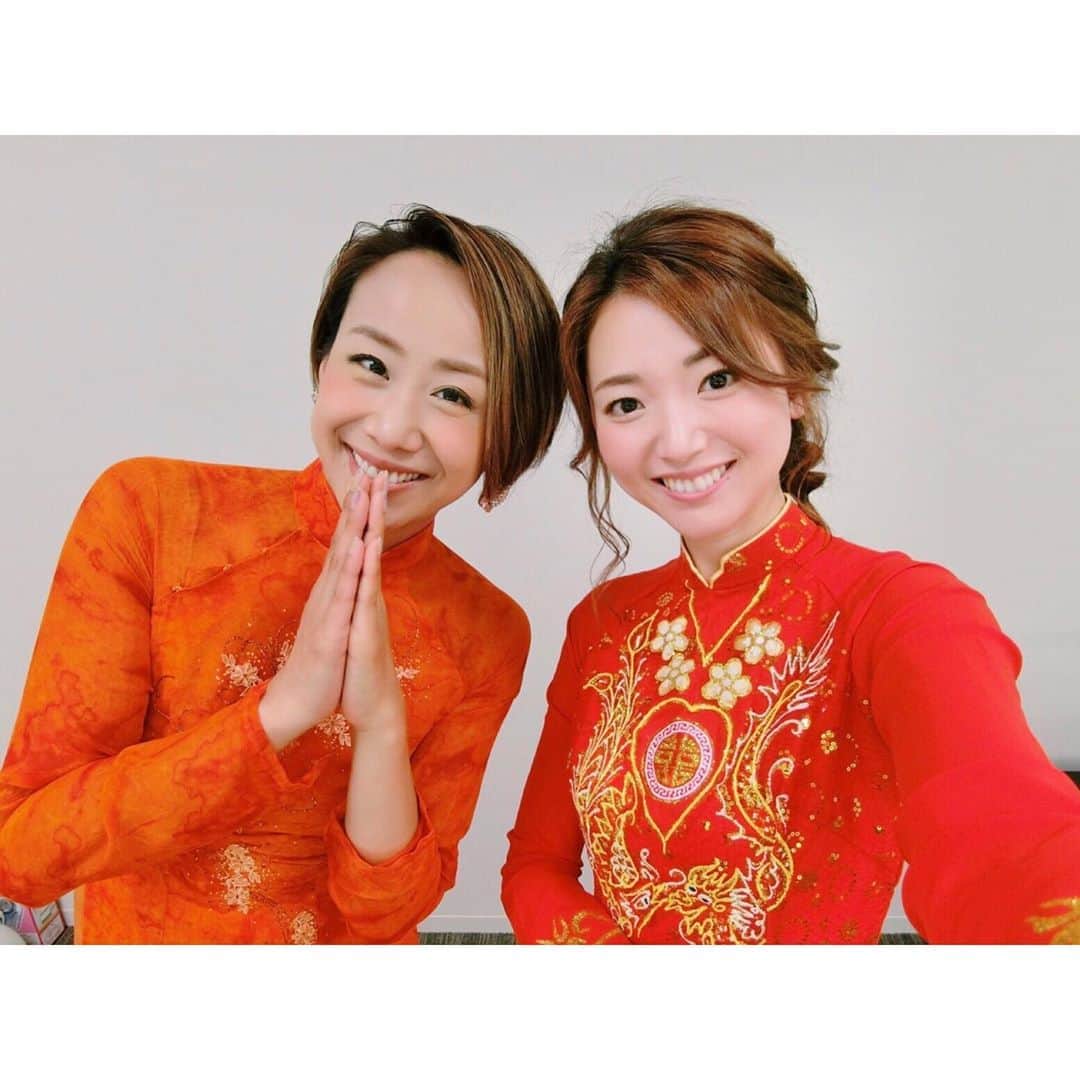 のインスタグラム：「*﻿ ﻿ シンチャオ👋🏻🇻🇳﻿ ﻿ 江莉さんがロケで着る ベトナムの民族衣装アオザイを﻿ わたしも一緒に着てみたよ〜♩﻿ コスプレ楽しかった✌︎✌︎！﻿ ﻿ ということで、﻿ 明日のエリすぐりは﻿ "多国籍麺特集"です🍜❣️﻿ 江莉さんがいろんな国の麺を紹介✧﻿ #石川さん情報liveリフレッシュ  見てね〜〜❤︎﻿ ﻿ __________________________________ #石川テレビ #リフレッシュFamily #ベトナム #アオザイ #麺類大好き」