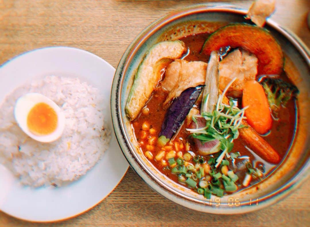 黒川芽以のインスタグラム：「鶏肉と野菜カレー。アボカドトッピング。トマトベース。うまうま。 #ポニピリカ」