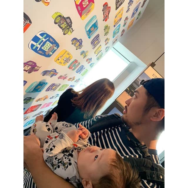 NON-Pさんのインスタグラム写真 - (NON-PInstagram)「PIXAR展行って来たょー👪💚 ・ 楽しかったー‼️👍👍👍 PIXARの映画見たくなった🎬🎞💞 ユウシンに、色鮮やかなモノ見せれてヨカッタ👶🏻🌟 ・ ・ #pixar  #pixar展 #行ってきたよ #buzzlightyear  #roppongi #tokyo #japan #六本木ヒルズ #enjoy  #👶🏻 #baby #boy #息子 #family #happy #smile  #友優心 #ゆうしん #yuushin #cute #🤱🏻 #家族 #papa #mama #宝物 #mylove #iloveyou #愛してる」6月11日 20時03分 - nonp_mam