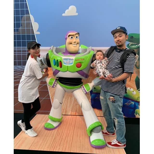 NON-Pさんのインスタグラム写真 - (NON-PInstagram)「PIXAR展行って来たょー👪💚 ・ 楽しかったー‼️👍👍👍 PIXARの映画見たくなった🎬🎞💞 ユウシンに、色鮮やかなモノ見せれてヨカッタ👶🏻🌟 ・ ・ #pixar  #pixar展 #行ってきたよ #buzzlightyear  #roppongi #tokyo #japan #六本木ヒルズ #enjoy  #👶🏻 #baby #boy #息子 #family #happy #smile  #友優心 #ゆうしん #yuushin #cute #🤱🏻 #家族 #papa #mama #宝物 #mylove #iloveyou #愛してる」6月11日 20時03分 - nonp_mam