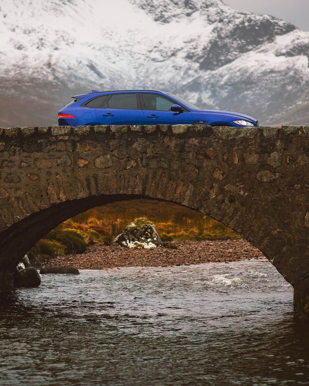 Jaguarさんのインスタグラム写真 - (JaguarInstagram)「#AWD. Awesome Winter Driving.  #JaguarJourneys #Jaguar #FPACE #AWD #Luxury #Performance #SUV #InstaDesign #InstaCar #CarsofInstagram #Scotland #UK」6月11日 19時57分 - jaguar