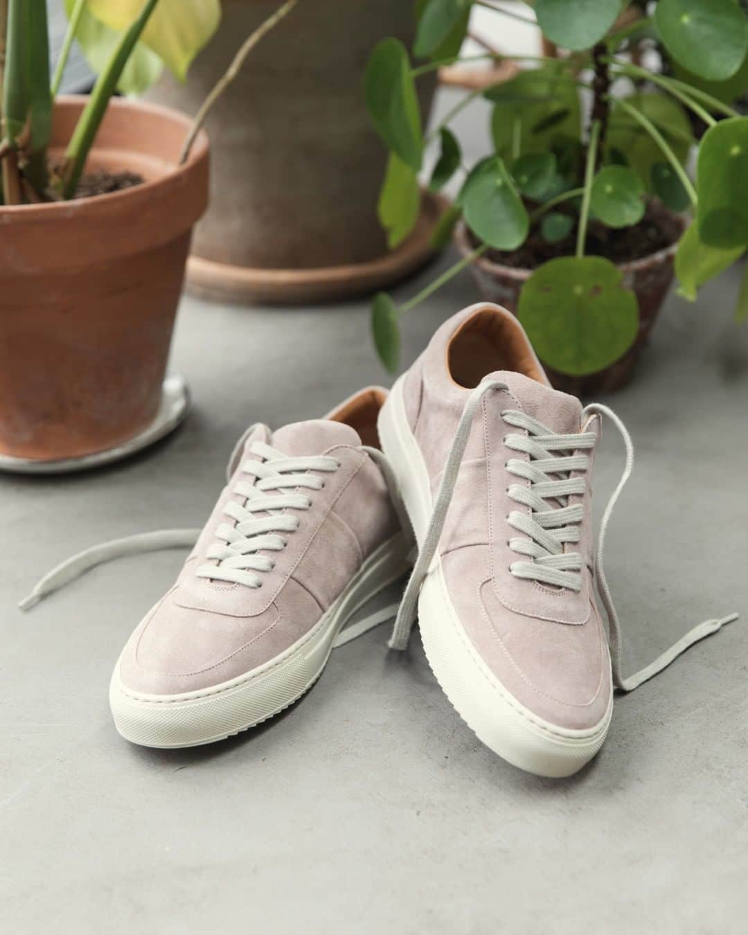 MR PORTERのインスタグラム：「Next pair? Make it pink. You'll be happy as Larry. ⠀ -⠀ The new @mrp Larry Suede Sneakers (1109704)☝🏾Tap to shop or head to the link in bio. #MrPmyway⁣⠀」