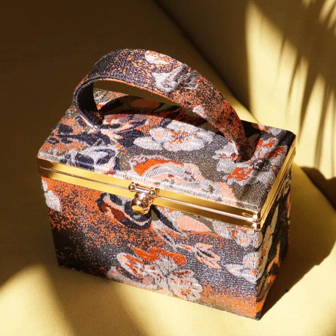 アクセサライズのインスタグラム：「Our limited-edition Selena box bag oozes vintage appeal with its shimmering tapestry jacquard. With its glamorous design and floral feel, it makes for the perfect Royal Ascot date. 🔍7905879700  Tap the link in the bio to shop now.  #Accessorize」
