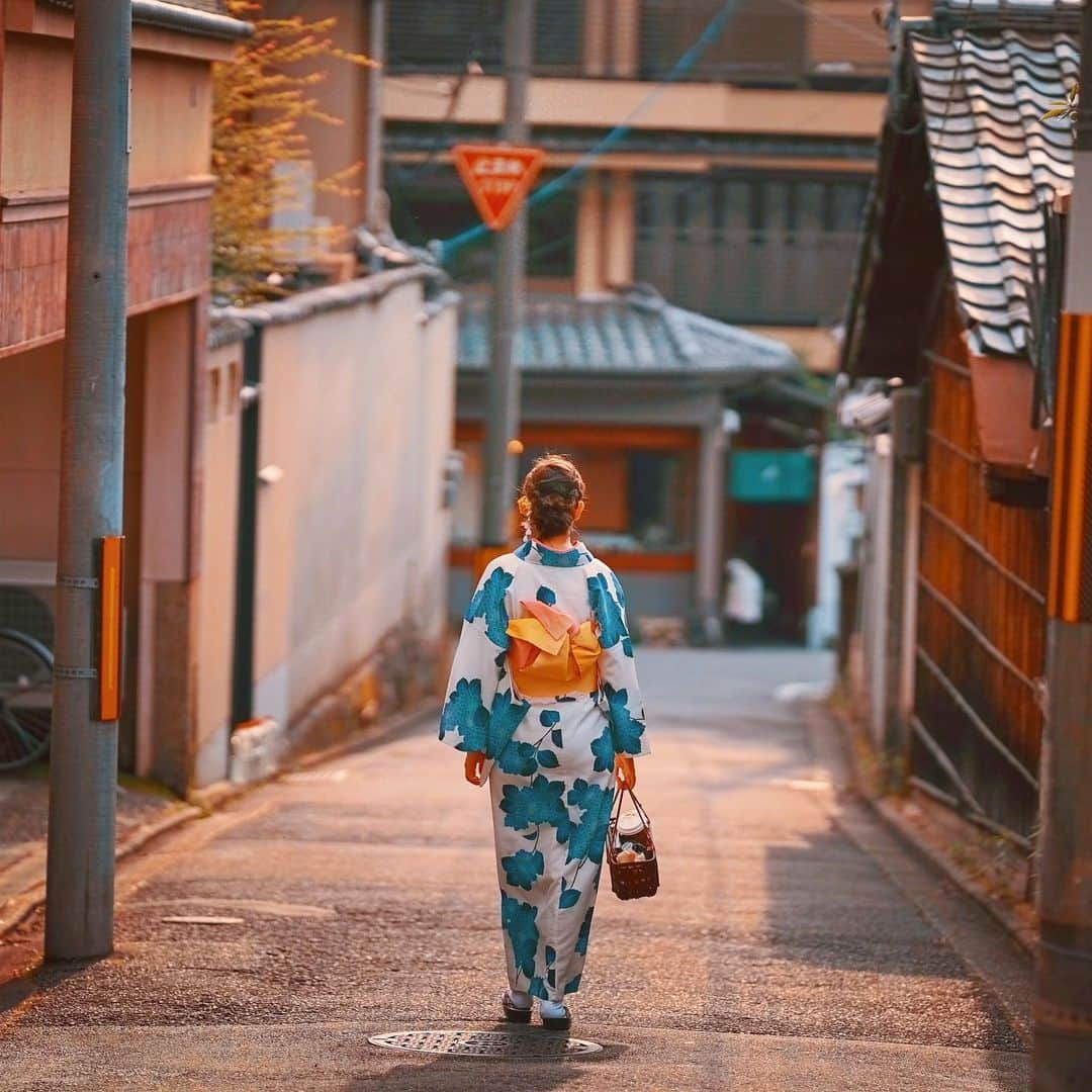 wacameraのインスタグラム：「I think that being able to make friends after becoming an adult is very valuable.  As we grow up, we are busy with things like work, family, and life.  But I think it is no good if we forget to be curious and enjoy forever. . "You are one of my best friends.  We spent the same time in Japan as much as possible.  I was happy to see that you were moved by some of the things you experienced in Japan, and I realised we have the wonderful things in Japan.  I shot you at a lot of good sights, but I like this picture. This place is not special and a daily scenery for me.  But you just being there will be a special place for me.  You say you like Japan, I'm just happy.  Because that's all mine. You will leave Japan tonight, but we can meet again.  Thank you for coming and choosing Japan. See you again soon." . 大人になると、友達をつくることはとても困難で、私たちは仕事や家庭、人生をうまくやりくりするために忙しい。 ましてや、言葉の壁がある国の友達など10年前の私には作れるとは思わなかった。 20日間という長い間、日本を旅していたアナは今夜日本を離れる。私がアメリカにいる間に日本に来て、私が韓国に行っている間もひとりで日本をめぐり、金沢、高山、静岡、山梨、東京、岐阜、名古屋、京都、奈良、大阪、兵庫、広島を訪れた彼女。 東京では私の実家に一緒に泊まり畳を愛おしそうに触って頬を緩め、広島では記念館に行き日本の悲劇を知って涙が出たと話してくれ、日本のカレーが一番好きと嬉しそうに言い、京都の建仁寺に住みたいとはにかむ。 彼女の恋の話、仕事の話、子供時代の話、両親の話、これからの人生の話を、お互い慣れない英語でゆっくり時間をかけて語り合った。5年前、フィンランドで全く英語が話せなくて悔しい思いをしたあの時から、私も少しは話せるようになったけど、また私は英語を上達させたいと思った。彼女ともっともっと話しをするために。  スペインから日本は簡単にこれる距離ではなく、次回があるかどうかはわからない。だから可能な限り同じ時間を過ごし、日本のいろいろなところを知って欲しくて共に歩いた。 たくさんの観光地で彼女を撮影したけれど、私はこの写真が好きだ。なぜなら、ここは私が日々通るただの道で、何も特別なところはない。だけど彼女がここにいるだけで、私には特別な場所になった。 日本はスペインに似てるの、にわかに信じがたいけれど、彼女は嬉しそうに話してくれた。だから、日本はとても快適で長いアジアの旅の途中で私に癒しをくれた、とも。 笑顔で送り出そう、そう決めていたのに彼女の大きな瞳にうっすら涙が浮かんだのを見て、私も泣いた。彼女が向かう関西空港行きの列車の改札で、小さくなる彼女の後ろ姿を会社帰りの人たちにかき消されながらも追った。 永遠の別れでないことはお互い知っているし、少なくともまた来月別の国で会える。けれど、彼女がもう日本にいないのだと思うと私にとってそれは何にも変えがたい悲しみになる。 彼女の姿が列車に吸い込まれるのを見届けたあと、うつむきながら階段を下りて外に出ると、雨予報を覆して晴れていたはずの空から大粒の雨がこぼれ落ちた。」