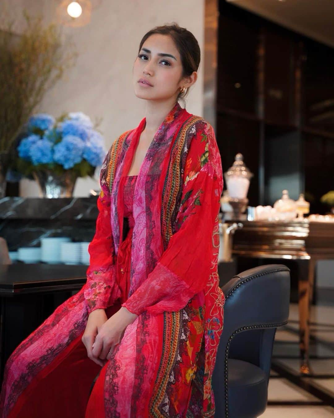 ジェシカ・イスカンダルさんのインスタグラム写真 - (ジェシカ・イスカンダルInstagram)「Feeling like a princess in a red dress and a very luxury beautiful newest hotel building  @rosewoodbangkok @labelleescape  Dress @paulropp Photo @richo_kyle  #travellwithlabelleescape #rosewoodbangkok #asenseofplace #waibangkok #rosewoodwai」6月11日 20時12分 - inijedar