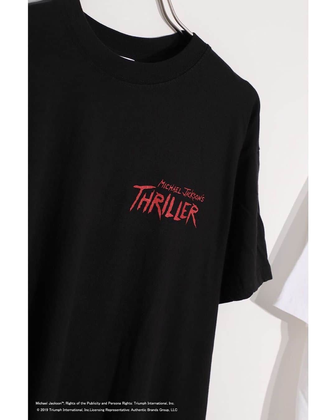 のインスタグラム：「【CREOLME】﻿ ﻿ ﻿ 各ジャンルで世界的に活躍したミュージシャンのフォト&グラフィックTシャツ。﻿ ボディーは薄手でさらっと着こなせるオーバーサイズです。﻿ BLACKには没後10年となるMichael Jacksonの名曲Thrillerのロゴとフォトプリントがデザインされています！﻿ WHITEは6/12(水)より店頭に入荷致します。﻿ ﻿ ﻿ @creolme_official﻿ ■PHOTO PRINT T-SHIRTS﻿ #6009113056﻿ ¥6,900+Tax﻿ ﻿ ﻿ #ローズバッド ﻿ #ROSEBUD﻿ #ROSEBUD19ss﻿ #creolme」