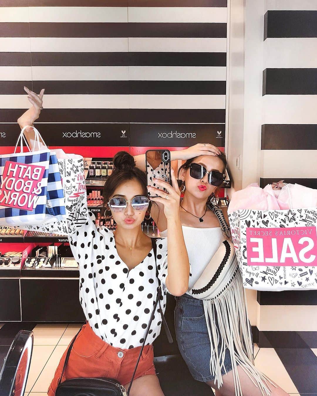 のインスタグラム：「﻿ 今回はThe・女子みたいな旅だった✌🏽😋﻿ ﻿ ラスベガスにもハイブランドだけじゃない﻿ お店も沢山あるから気軽に買い物が楽しめるよ！﻿ ﻿ コスメに下着にボディケア用品に.....﻿ 皆んなであーだこーだ意見いいつつ﻿ お買い物楽しめた〜😚💕﻿🛍 ﻿ ﻿ #LasVegas﻿ #shopping」