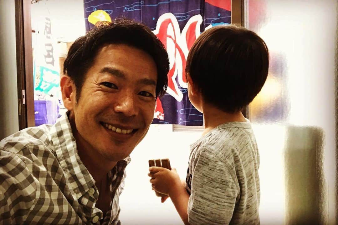 清水健さんのインスタグラム写真 - (清水健Instagram)「【#月命日 】 今日も笑顔です、 あなたの愛する我が子は。  ばぁちゃん、ばぁば、 じぃじ、おばちゃん、  みんなに囲まれて。 2019年6月11日 52回目の月命日  #息子とパパ #清水健  皆様にありがとうございます。  今日は少し心の休憩、 #清水健講演会 #112日間のママ  大きいお風呂にも！ 手をつないで#これからの笑顔 。」6月11日 20時13分 - shimizuken.official