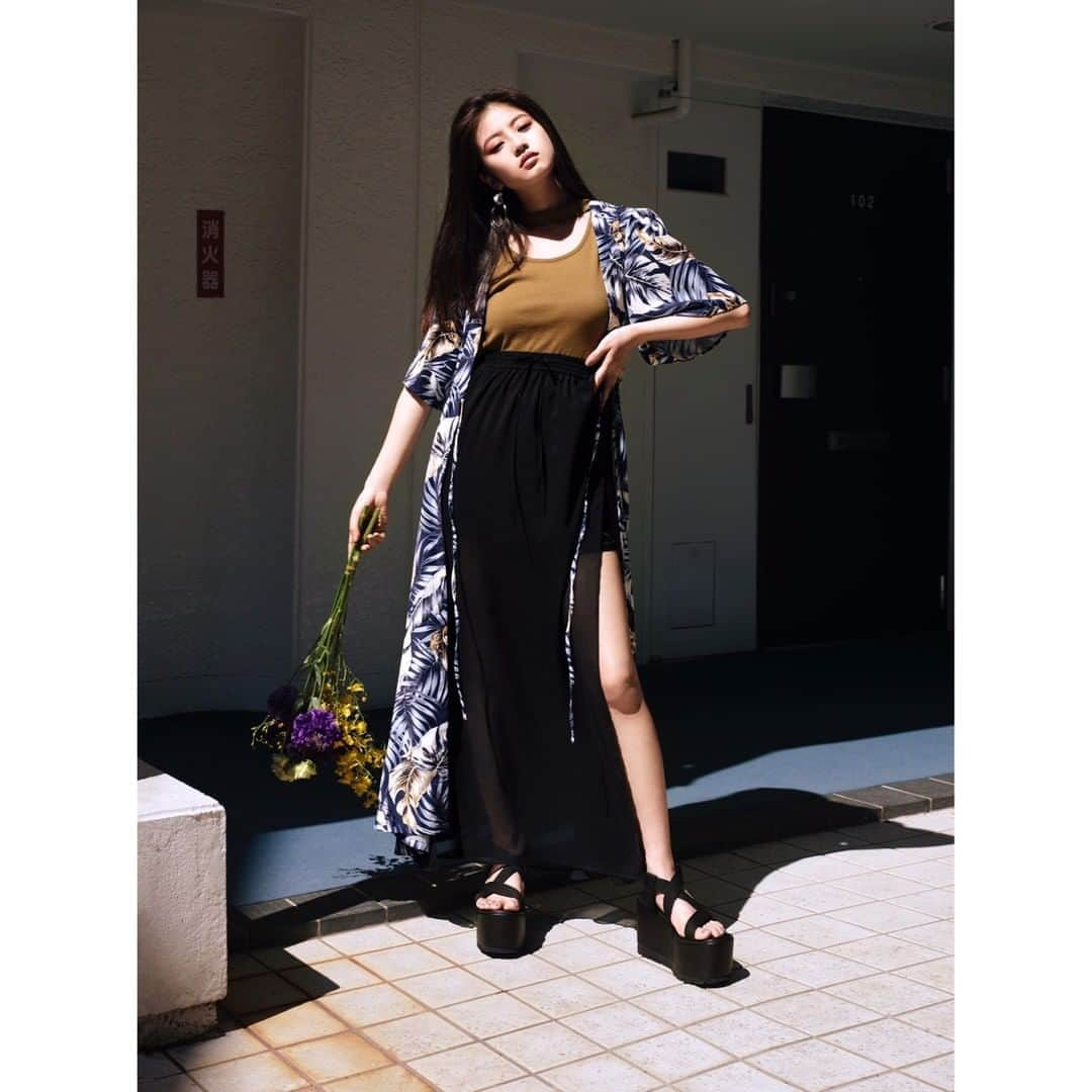 EMODAさんのインスタグラム写真 - (EMODAInstagram)「ㅤㅤㅤ EMODA featuring MIO IMADA  今田美桜さんが着こなす EMODA SUMMER LOOK をご紹介❤️ㅤㅤㅤ ㅤㅤㅤ ・LACE UP MAXI SH ￥6,980(+tax) ・CUT OUT NECK T/T ￥2,980(+tax) ・W SLIT SHEER SK ￥6,980(+tax) ・W CIRCLE HOOP PIERCE ￥2,380(+tax) ・CROSS TAPE BULKY SANDALS ￥11,800(+tax)  ㅤㅤㅤ WEBにて特設ページ、スペシャルムービー公開中✨ㅤㅤㅤ プロフィールのURLからチェック✅ㅤㅤㅤ ㅤㅤㅤ ㅤㅤㅤ #EMODA #今田美桜 @imada_mio #RUNWAYchannel」6月11日 20時30分 - emoda_official