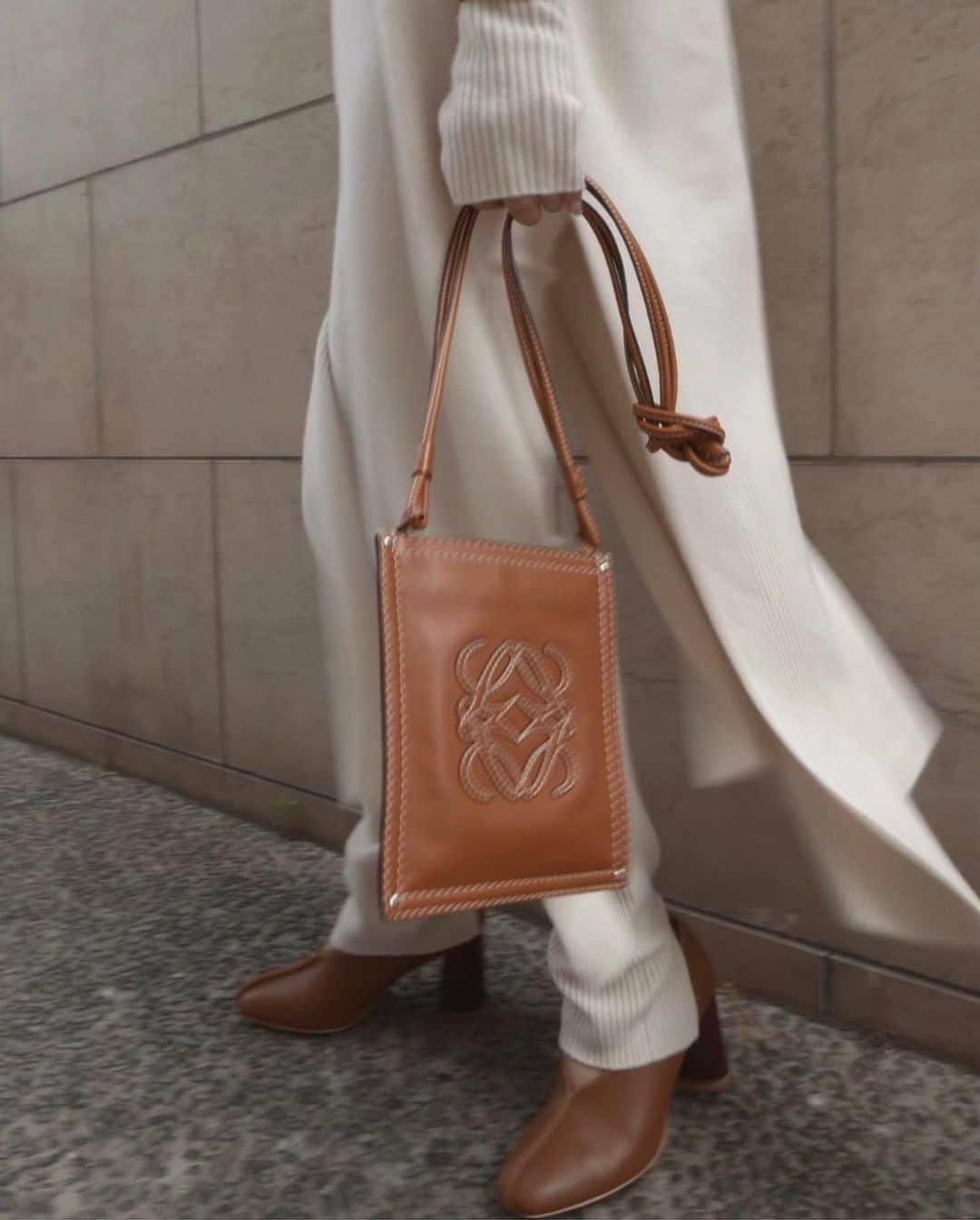 JUNNAのインスタグラム：「spring/summer correction でご好評いただき お品切れしていたセンターシームパンプスに 新色が登場しました😊 ・ ・ 希少性の高い糸をイタリアの紡績機で紡績しているので軽く、チクチクしない柔らかな肌触り✨ 指が出るロングスリーブがこだわりのポイント！ 今夜は閉店後のLUMINE 新宿店21:30頃より @etretokyo_store  にてインスタライブを配信します🙏 ・ ・ ・ 【CREDIT】 tasmania wool side slit tops/ AW ¥22,000+tax tasmania wool knit leggings/ AW ¥12,000+tax center theme pumps / AW ¥28,000+tax ・ ・ 《先行受注会》 先行受注会では実際にご試着が可能です。 ONLINE STORE / 6月10日12:00〜16日 東京/ LUMINE 新宿店 6月11日〜16日  大阪/ LUCUA 店  6月21日〜23日 ※6月21日（金）17：00〜LUCUA店では、 プレオーダーパーティーを開催。一夜限りのスペシャルラインナップで先行受注を行います。 (21日はどなたでもご参加いただけます) ・ ・ ・ #2019ETREaw #エトレニット #受注会 #156cm #junna👠 #etretokyo #2019ETREaw #2019aw #AW #LOEWE #ロエベ #センターシーパンプス #タスマニアウールニットレギンス  #タスマニアウールサイドスリットトップス」