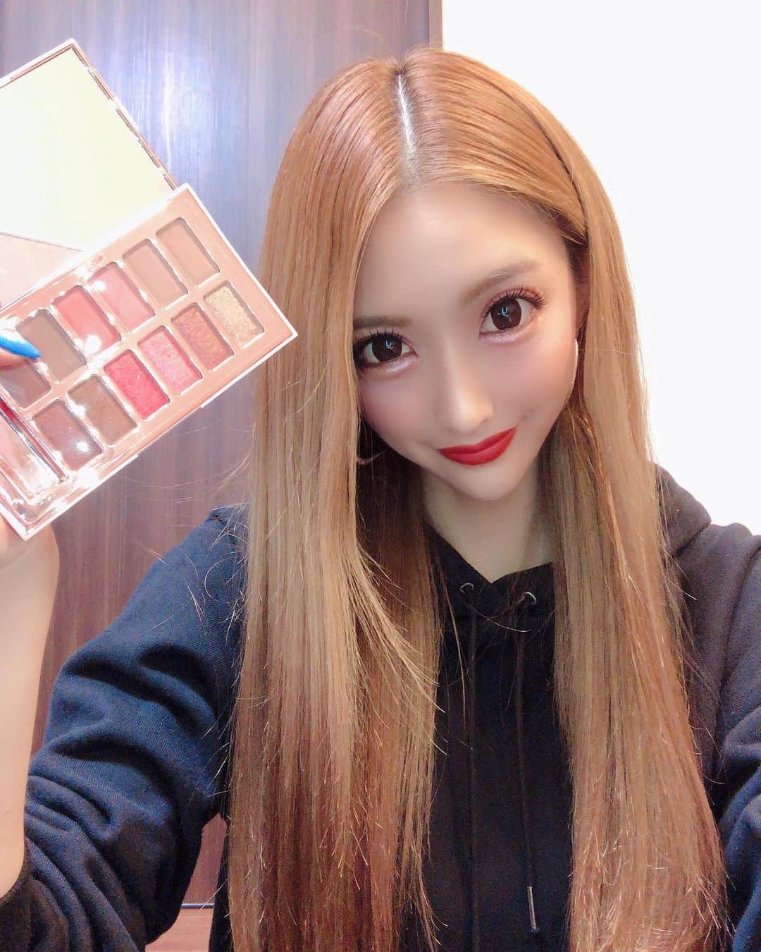 一条葵 一条葵さんのインスタグラム写真 - (一条葵Instagram)「. 🐸☁️ . 今日雨降ってない🐸☁️良かった＼(^o^)／ . .  寝すぎちゃった😪反省( ˙_˙ )☁️✌️ . .お化粧品〜いろんなの使って試すの好き( ﻿˶ ﻿ӟ˵﻿﻿﻿)♡💓 . . .  アイシャドウ、チーク、ファンデ、化粧下地、口紅 ...