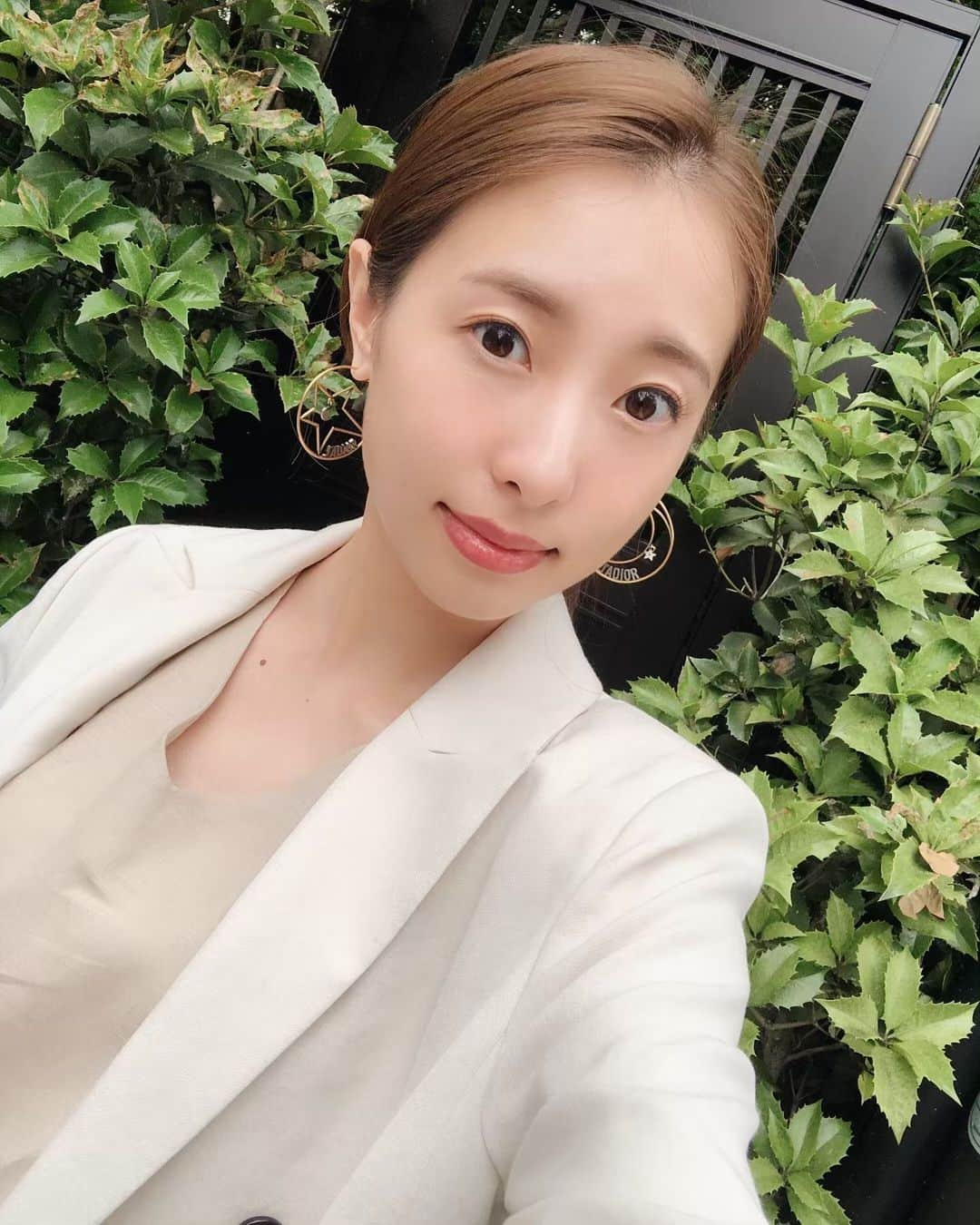 冨張愛さんのインスタグラム写真 - (冨張愛Instagram)「today's👗 ベージュコーデ。涼しくてjk羽織りました♡ シンプルな格好の時はリップしっかりめ💄 @lpdgem.official の新作 102番 ピンクブラウン をつけたよ☺︎ スモーキーなピンクで 本当に可愛すぎる...🥺 さすが @ishidakazuho 先生👩‍🏫✍️✨ * setup ... #urs_official @urs_official  jk ... #mystrada @mystrada_official  bag ... #hermes @hermes shoes ... #fabiorusconi @fabiorusconiofficial  #instagood #coordinate #ootd #outfit #fashion #instafashion #urs_styling #코디네이트 #패션 #카메라 #コーディネート #コーデ #157cmコーデ #ファッション #今日のコーデ #ユアーズ #ワンピース #ワンピ #リネントップススカートセットアップ #リップ #お気に入りコスメ」6月11日 20時24分 - megumitomihari