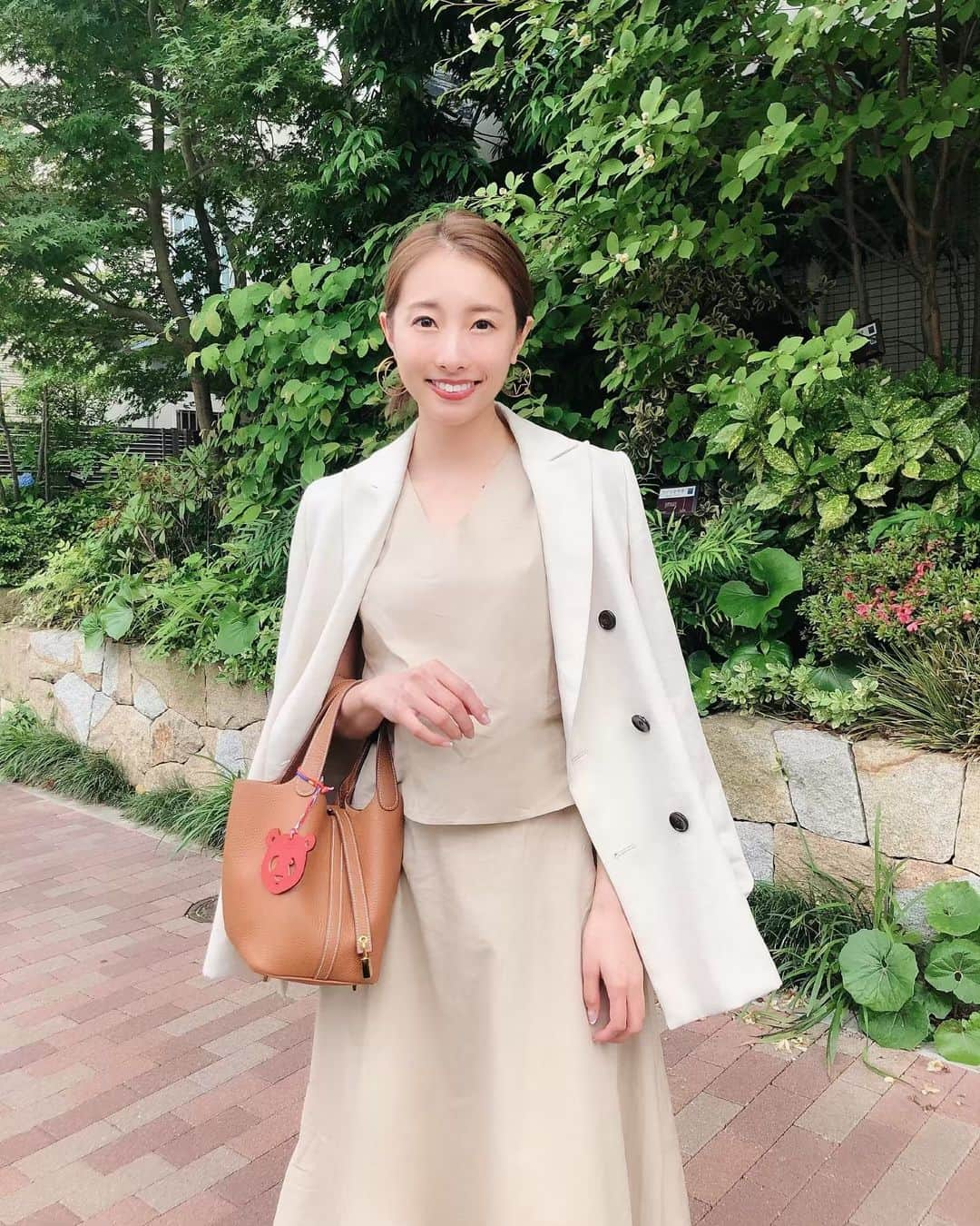 冨張愛さんのインスタグラム写真 - (冨張愛Instagram)「today's👗 ベージュコーデ。涼しくてjk羽織りました♡ シンプルな格好の時はリップしっかりめ💄 @lpdgem.official の新作 102番 ピンクブラウン をつけたよ☺︎ スモーキーなピンクで 本当に可愛すぎる...🥺 さすが @ishidakazuho 先生👩‍🏫✍️✨ * setup ... #urs_official @urs_official  jk ... #mystrada @mystrada_official  bag ... #hermes @hermes shoes ... #fabiorusconi @fabiorusconiofficial  #instagood #coordinate #ootd #outfit #fashion #instafashion #urs_styling #코디네이트 #패션 #카메라 #コーディネート #コーデ #157cmコーデ #ファッション #今日のコーデ #ユアーズ #ワンピース #ワンピ #リネントップススカートセットアップ #リップ #お気に入りコスメ」6月11日 20時24分 - megumitomihari