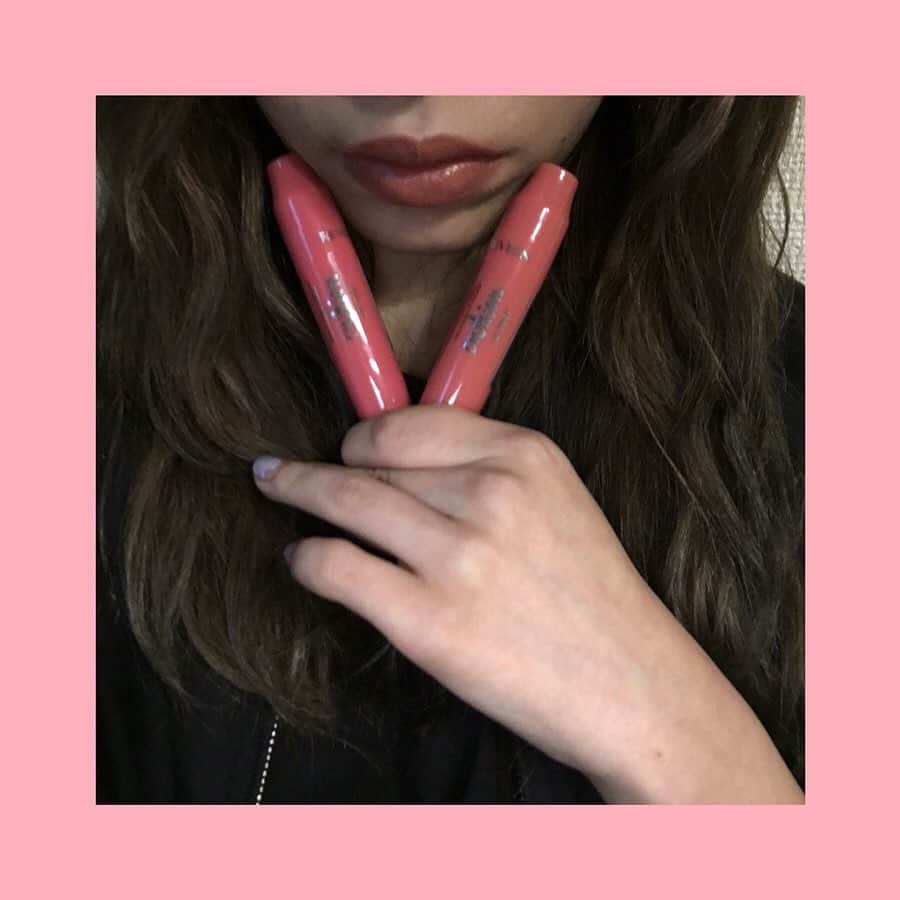 渡邊りつさんのインスタグラム写真 - (渡邊りつInstagram)「#lip . 最近新しく get した、レブロン の キス クッション リップ ティント の 新色～ 🌹フラミンゴカラーかわゆい ☁*° . 今回の新色は、日本女性の肌をトーンアップするために開発された日本企画カラーらしいの 🌚 つけてみてびっくりしたんやけど、とにかく肌馴染み良すぎてびっくりした ᗦ↞◃ 〜 . ふかふかのクッションで、唇をふわっとやさしく染め上げてくれる。ティント仕上げだから色もちも良し 👏🏿 3種の美容オイル配合でしっとり～ ☺︎ . @revlonjapan #PR#レブロン#フラミンゴリップ#クッションリップ #REVLON」6月11日 20時26分 - w.rw.r