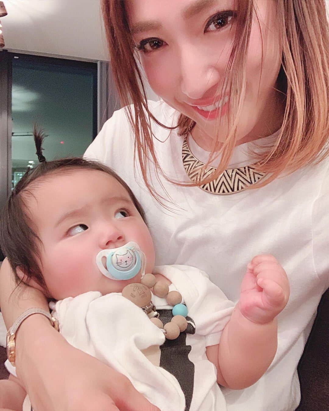 のインスタグラム：「． カメラ目線バリバリなおばさんと それをやっとるなぁな目線のKJ。 久々会ったら大きくなりすぎ‼︎笑 あぁでもこの少しの時間でも子供を育てるって大変だなぁとすべてのお母さんを尊敬しちゃう。。。 でも身体バッキバキで首すら動かなかった私をゴットハンド @akie_jourie.beaute ちんが治してくれて顔の歪みも戻してくれて今日の私は無敵👍 ． 私の一番オススメのコルギ⇒ @jourie_beaute  #コルギ#ジュリーボーテ#jouriebeaute#麻布十番」