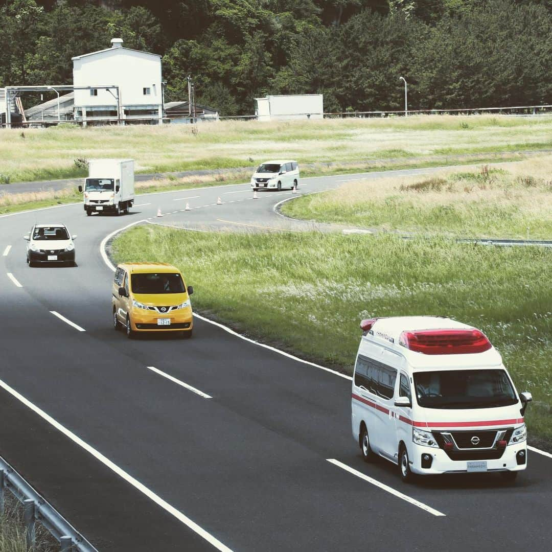 松村太郎さんのインスタグラム写真 - (松村太郎Instagram)「I drove an #ambulance!  Test drive event of #Nissan’s commercial vehicles in #Grandrive, #Oppama #Kanagawa.  #はたらくクルマ #日産 #商用車 #救急車」6月11日 20時27分 - taromatsumura