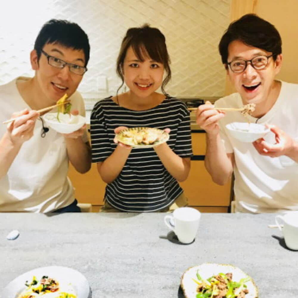 山本ゆりさんのインスタグラム写真 - (山本ゆりInstagram)「お知らせです。﻿ ﻿ 浅越ゴエさんと西川忠志さんの番組、「ゴエと忠志のDEEP関西」に出演させていただきました。﻿ ﻿ 「作らない置きレシピ」というタイトルで、チンするだけキット(材料全部耐熱容器にボンボンいれて、冷蔵庫で保存。食べたい時にチンすれば熱々の出来立てが食べられる)を３つ紹介させて頂いてます。﻿ ﻿ ●鶏のネギ塩だれ﻿ ●チンジャオロース﻿ ●チャプチェ﻿ ﻿ です！ ﻿ ホームページから動画が1ヶ月くらい無料で、なんの登録も無しに誰でも見られるんで、よかったら 「ゴエと忠志の」  で検索してみてください！(めちゃくちゃゆるい番組です。2時間撮り直し無し、そのうち20分も放送するっていう関西らしい番組) ﻿ 動画の最初、エプロンどんどんずれていってそのまま完全に落ちますが気にしないで。#気になるわ﻿ ﻿  サイン本完売しました。お電話くださった方本当に本当にありがとうございました❗️」6月11日 20時28分 - yamamoto0507