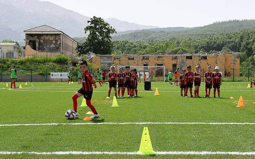 ACミランさんのインスタグラム写真 - (ACミランInstagram)「For the second consecutive year, #FondazioneMilan is in Amatrice for a fun-filled week of sports together with 90 local kids ⚽📸 Per il secondo anno di fila, Fondazione Milan è ad Amatrice per regalare una settimana di sport e divertimento insieme a 90 ragazzi della città e dei comuni limitrofi ❤️🖤」6月11日 20時29分 - acmilan