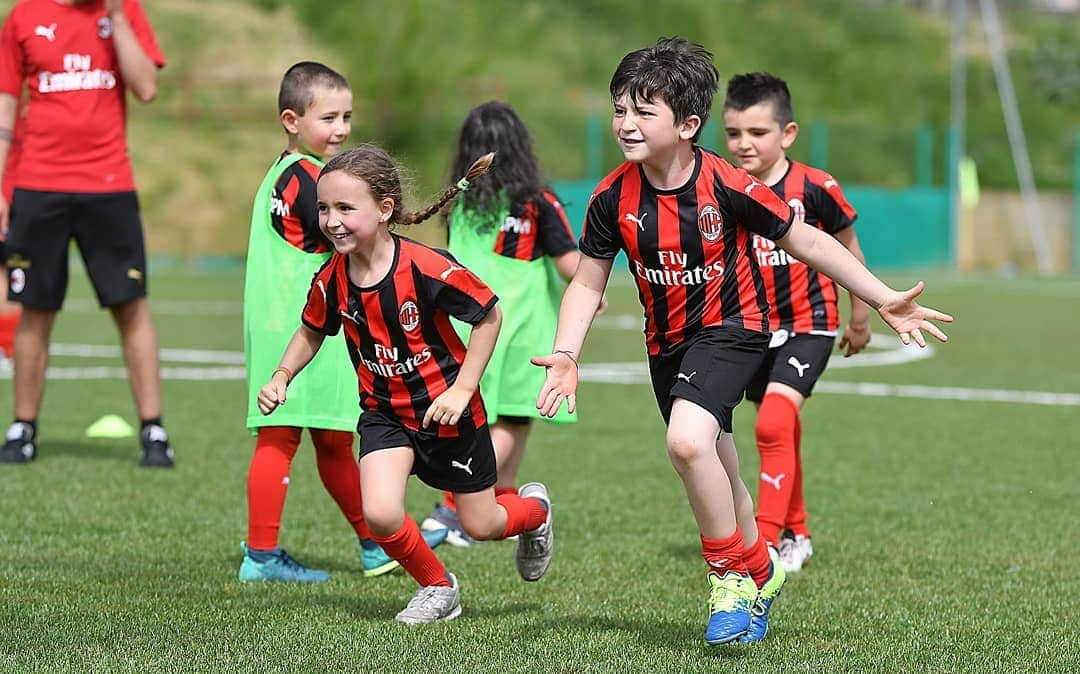 ACミランさんのインスタグラム写真 - (ACミランInstagram)「For the second consecutive year, #FondazioneMilan is in Amatrice for a fun-filled week of sports together with 90 local kids ⚽📸 Per il secondo anno di fila, Fondazione Milan è ad Amatrice per regalare una settimana di sport e divertimento insieme a 90 ragazzi della città e dei comuni limitrofi ❤️🖤」6月11日 20時29分 - acmilan