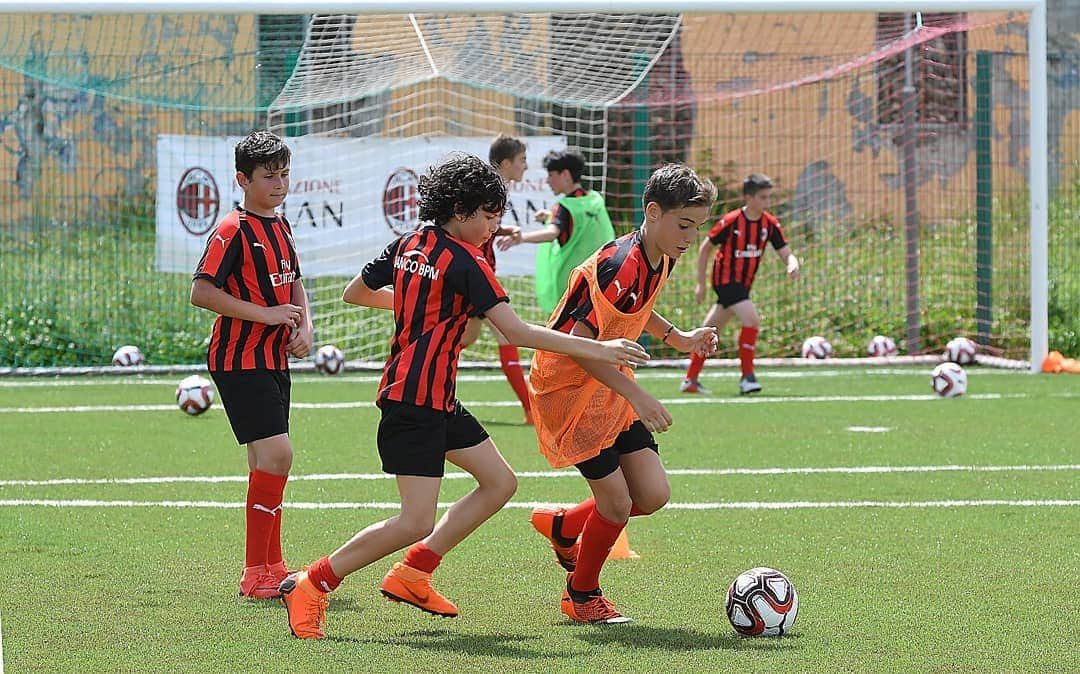 ACミランさんのインスタグラム写真 - (ACミランInstagram)「For the second consecutive year, #FondazioneMilan is in Amatrice for a fun-filled week of sports together with 90 local kids ⚽📸 Per il secondo anno di fila, Fondazione Milan è ad Amatrice per regalare una settimana di sport e divertimento insieme a 90 ragazzi della città e dei comuni limitrofi ❤️🖤」6月11日 20時29分 - acmilan