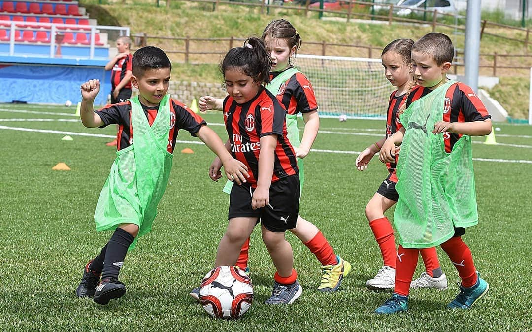 ACミランさんのインスタグラム写真 - (ACミランInstagram)「For the second consecutive year, #FondazioneMilan is in Amatrice for a fun-filled week of sports together with 90 local kids ⚽📸 Per il secondo anno di fila, Fondazione Milan è ad Amatrice per regalare una settimana di sport e divertimento insieme a 90 ragazzi della città e dei comuni limitrofi ❤️🖤」6月11日 20時29分 - acmilan