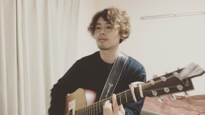 樋口和真のインスタグラム：「‪【カバー動画】‬ ・ ‪松丸廉‬ ‪HopeTraveler‬ ・ ‪今日のツイートで‬ ‪廉とアクデンが激アツだったから‬ ‪歌わずにはいられなかった！‬ ・ ・ ‪最高のシンガーソングライターと‬ ‪最高のユーチューバー‬ ‪そして、最高のファンのみんな！‬ ・ ・ ・ 【君だけの歌を作るアーティスト】 ・ 《あなたの想いが歌になる…》 ・ こんちには！ オーダメイドソングライター樋口和真と申します！ 僕は、あなたの人生や想いを歌にして プレゼントする活動をしています！ ・ ・ 友人の誕生日や結婚式、 恋人への愛、 家族への感謝の気持ちを 歌にして届けてみませんか？ ・ ・ 実際に歌をプレゼントした時の動画はYouTubeにあります！！ ・ ・ 詳細、ご依頼、ご相談は 公式LINEにて随時受付中です！ 友だち追加から https://line.me/R/ti/p/%40zwy3164y  IDで「@zwy3164」と検索検索♪ ・ ・ 今なら友だち登録して頂くだけで 2018/01/02に行われた ワンマンライブの全15曲の 音源を無料でプレゼント！ ・ ・ きっと一生の思い出にすることを約束します！ ご依頼待ちしてます！！！ #君だけの歌を作ります #オーダメイドソングライター #オーダメイド #樋口和真 #毎日投稿 #弾き語り #カバー曲 #オリジナル曲 #歌 #作詞作曲 #YouTube #路上ライブ #松丸廉 #アクシデンターズ #アクデン」