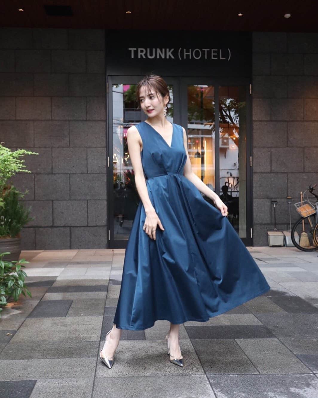 平木愛美のインスタグラム：「ウエストがきゅっと締まって裾が綺麗にふわっと広がる、品のある素材感のドレス。  質問が多かったので…このワンピは @amerivintage 💙  実は結婚式、夕方からだったので当日に、やっぱりちがうのにしよう！とギリギリ探して出会ったよ☺︎笑  お気に入りの一着になりました♡  左右非対称の揺れるときらきらするピアスを合わせました💎  #happy #wedding」