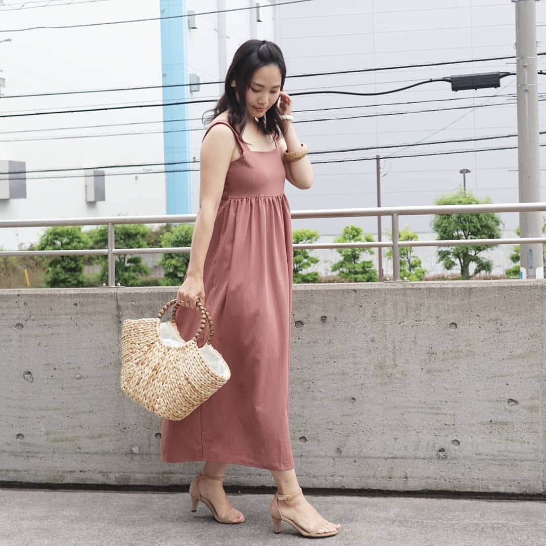 Eri Satoのインスタグラム：「pale brown×beigeコーデ · @titivatejp の #バックリボンエプロンワンピース 168cmでMサイズ着てます。 · テラコッタっぽい落ち着いた色味が可愛い♪ 今年はマキシワンピがたくさん出てて嬉しいなー😋 インナーに関しては前pic見てね👀 · 久しぶりにおでこ出したわ😲w · #ティティベイト#titivate  #titivatestyle#fashion#ootd#outfit#code#coordinate#style#instafashion#instagood#instalike#ファッション#コーディネート#コーデ#プチプラ#プチプラコーデ#ママコーデ#ワンピコーデ#シンプルコーデ#mamagirl#locari#ママファッション #partegram#読者モデル#ママモデル#カジュアル#お洒落さんと繋がりたい」