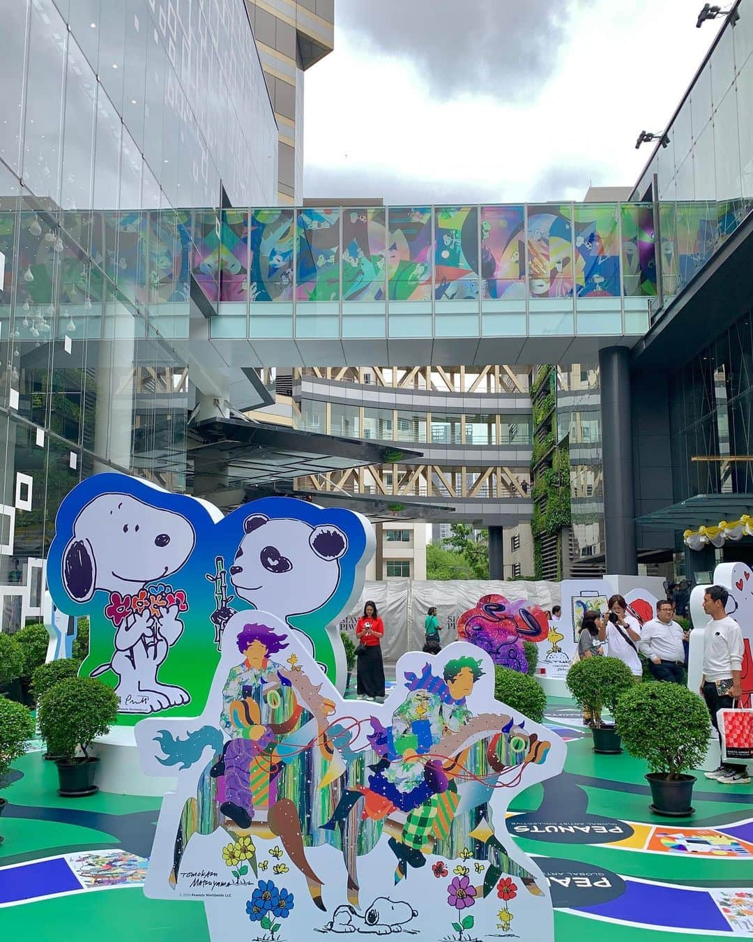 松山智一さんのインスタグラム写真 - (松山智一Instagram)「Some fun things happening at @siamparagonshopping @siamcenter in Bankok for the Peanuts collaboration. @snoopygrams #PeanutsGlobalArts  スヌーピーとのコラボでバンコクのハイエンドリテーラーSiam ParagonとSiam Centerにて2週ほど全館網羅し開催します。色々とコラボグッズもリリース中。🐶🐶🐶」6月11日 20時34分 - tomokazumatsuyama